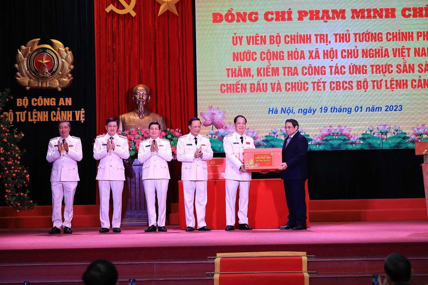 Thủ tướng Phạm Minh Chính tặng quà, chúc Tết cán bộ, chiến sĩ Bộ Tư lệnh Cảnh vệ.