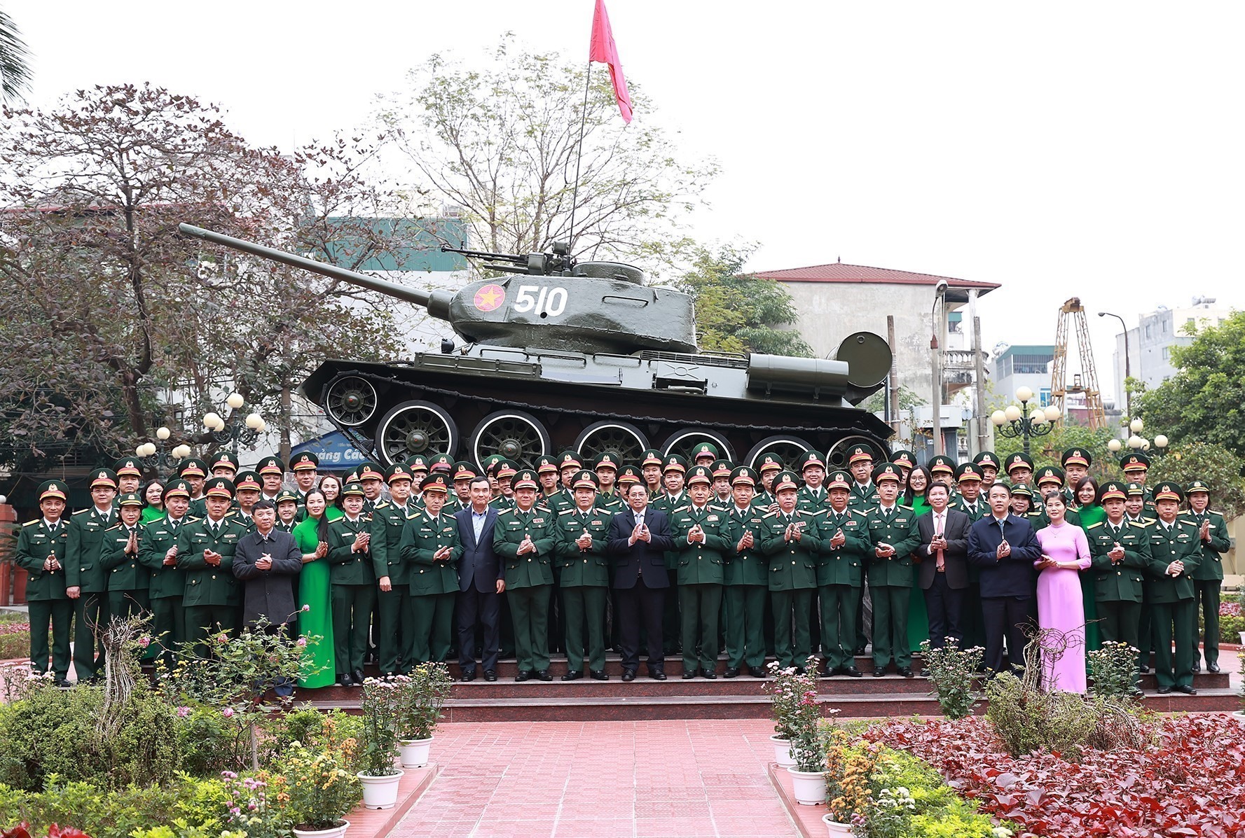 Thủ tướng Phạm Minh Chính thăm, kiểm tra công tác ứng trực của Bộ Tư lệnh Tăng Thiết giáp. Ảnh: Dương Giang