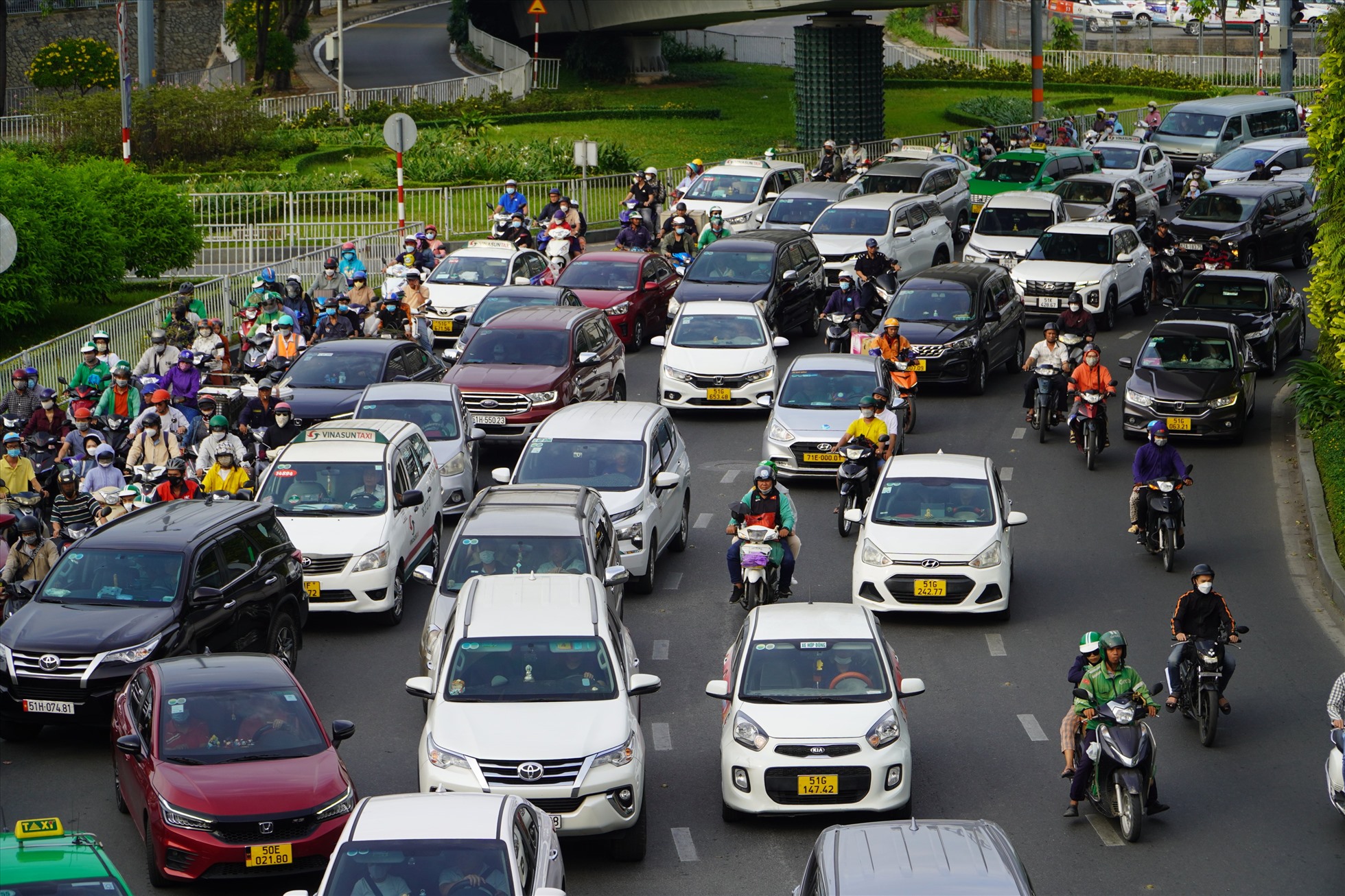 Dòng ôtô từ đường Hồng Hà rẽ qua Trường Sơn bị xung đột với xe từ sân bay đi ra, phải xếp hàng dài. Nhiều