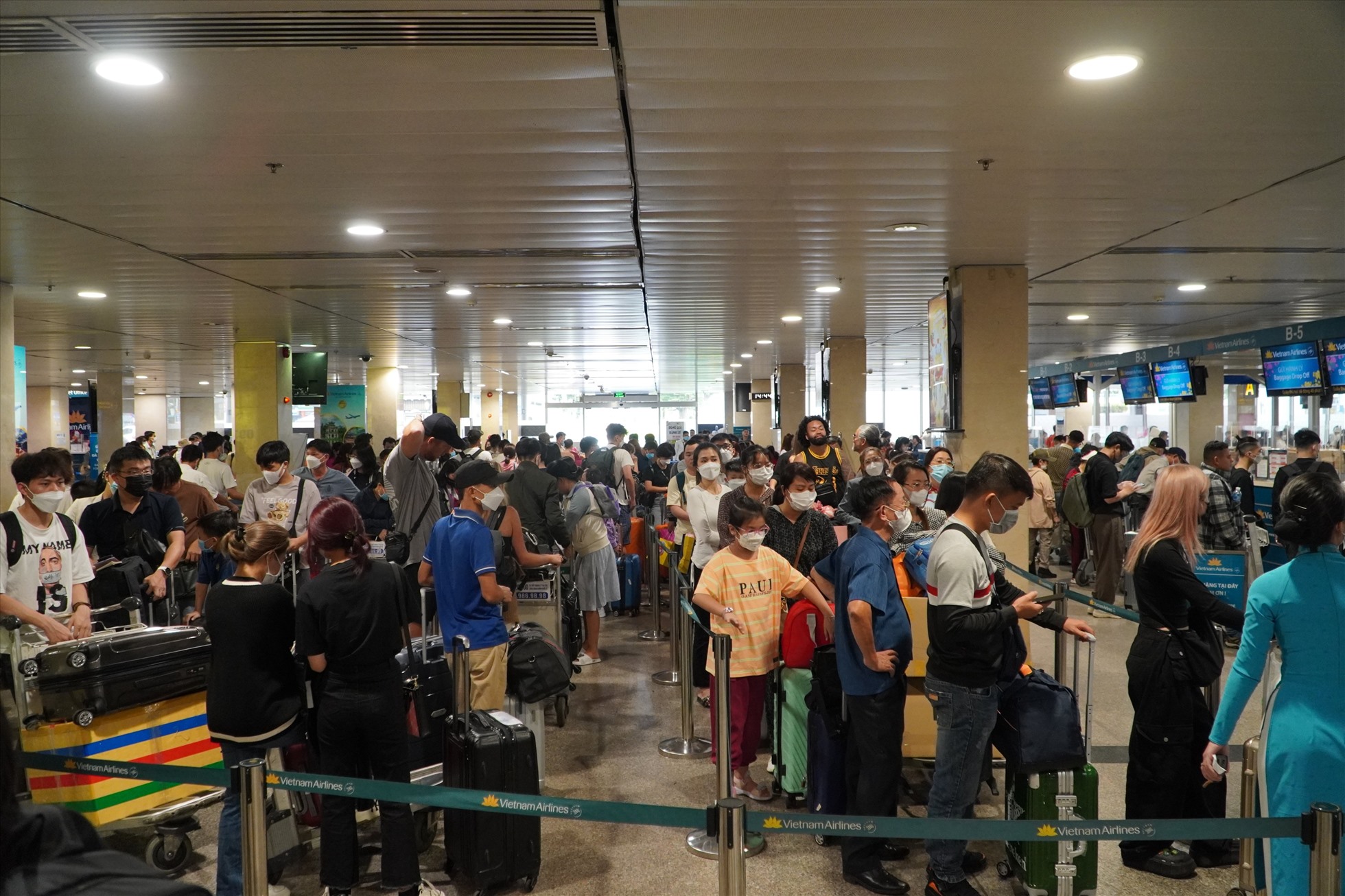 Khách đông nghịt trước các quầy thủ trong sân bay Tân Sơn Nhất. Ngày 28 Tết khách qua sân bay Tân Sơn Nhất ước tính gần 131.000 người, với 895 chuyến bay được khai thác. Đây ngày khách đông nhất từ khi Tân Sơn Nhất vào cao điểm phục vụ đi lại Tết Nguyên đán 2023.