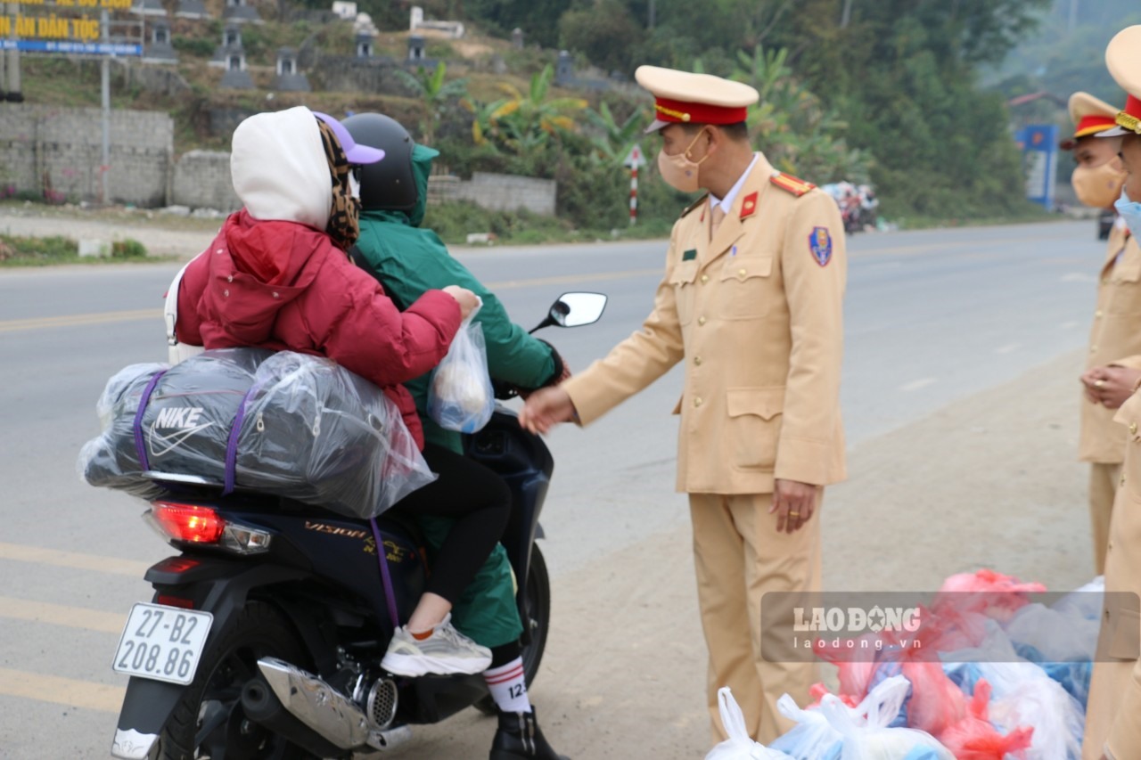 Lực lượng CSGT Hòa Bình lập nhiều chốt hỗ trợ người dân về quề đón Tết