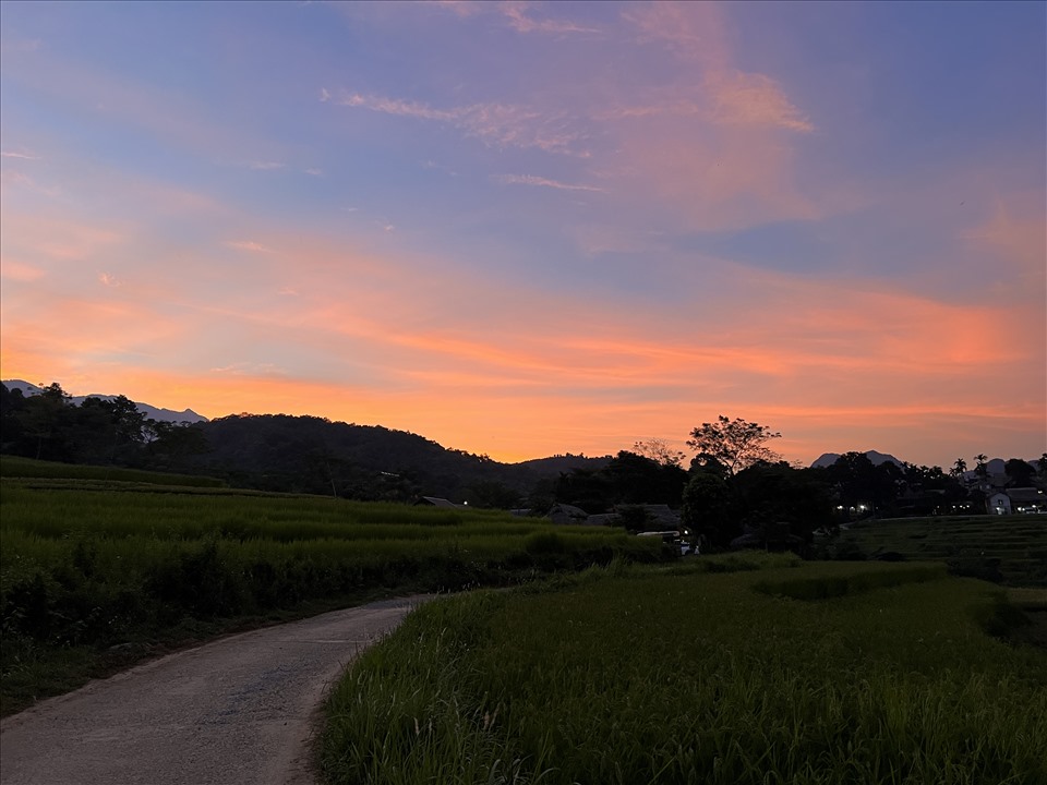 Ngắm hoàng hôn ở Pù Luông cũng là cách để giải toả căng thẳng của nhiều chị em bước vào tuổi 50. Ảnh: Linh Nguyên