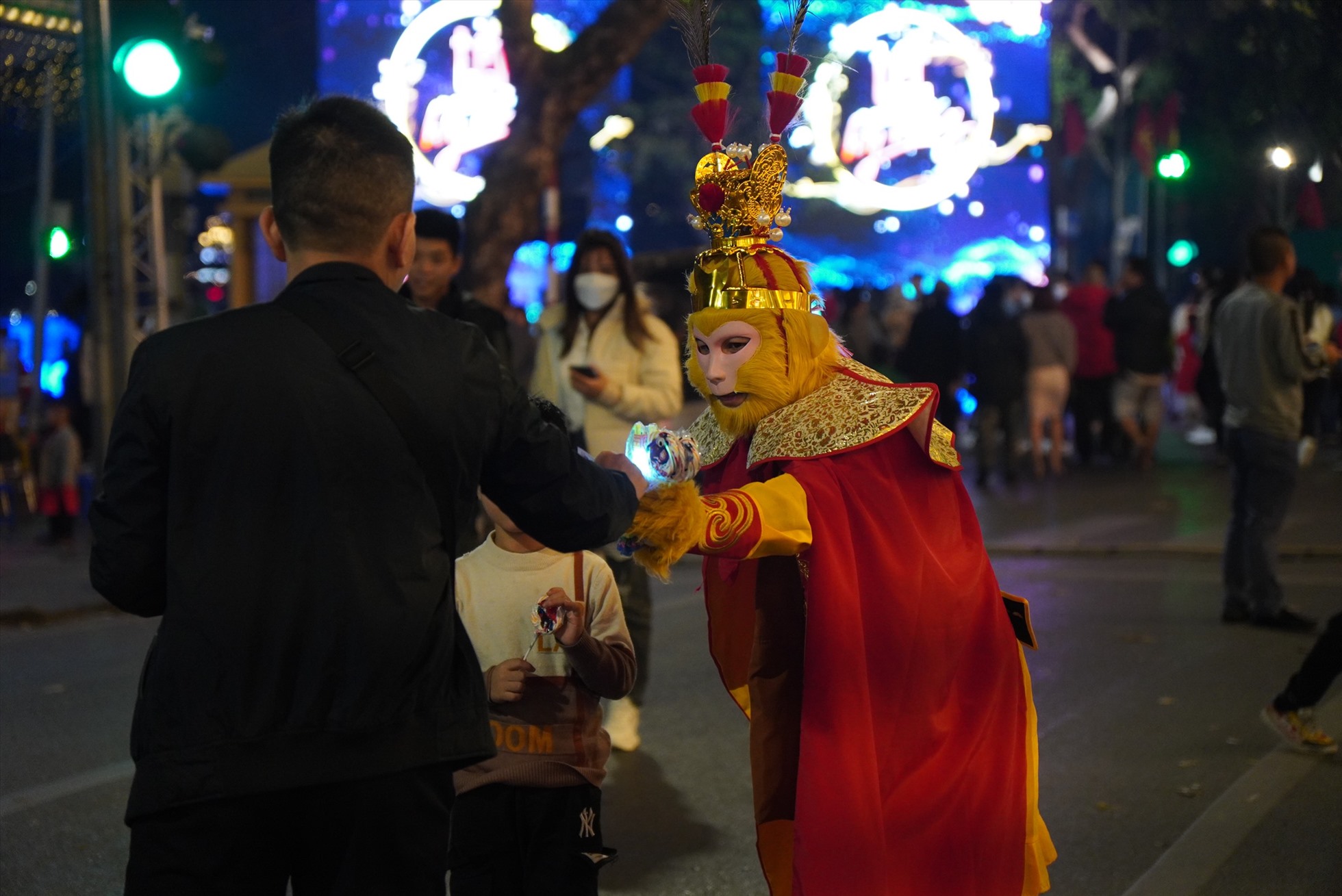 Tạo hình Tôn Ngộ Không trên phố quanh Hồ Gươm. Ảnh: Phạm Đông