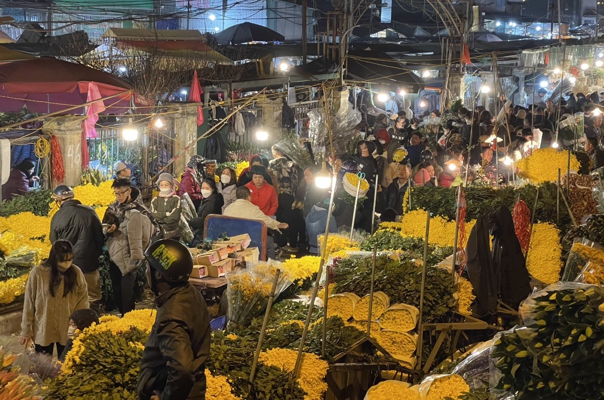 Với người dân Hà Nội, đến chợ Quảng An mua hoa không chỉ vì đây là nơi có nhiều loại, đẹp... mà còn là cơ hội trải nghiệm không khí Tết.