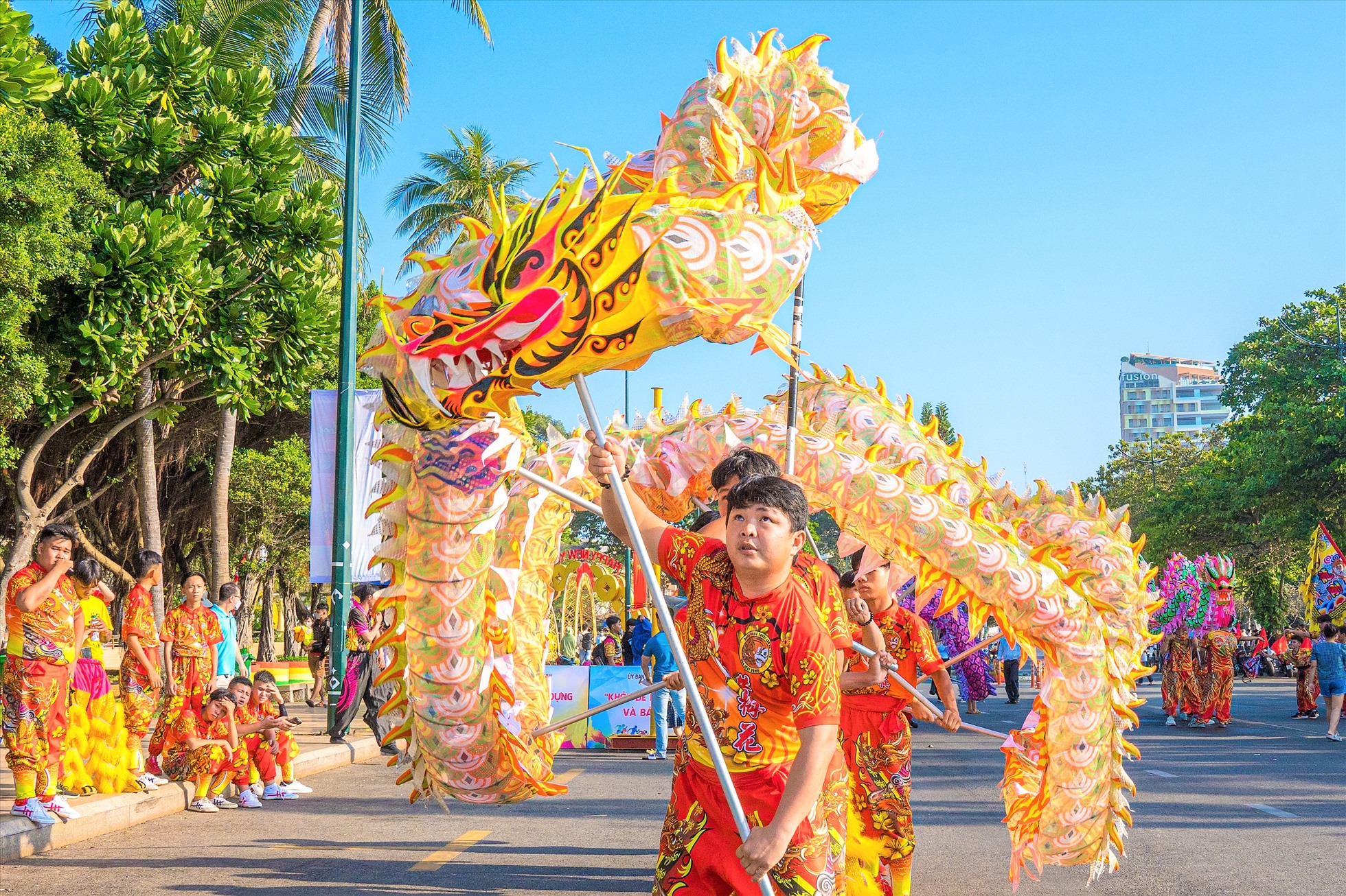 ... hay những màn bay lượn kỹ xảo đầy hấp dẫn của Rồng. Ảnh: Nhật Huy