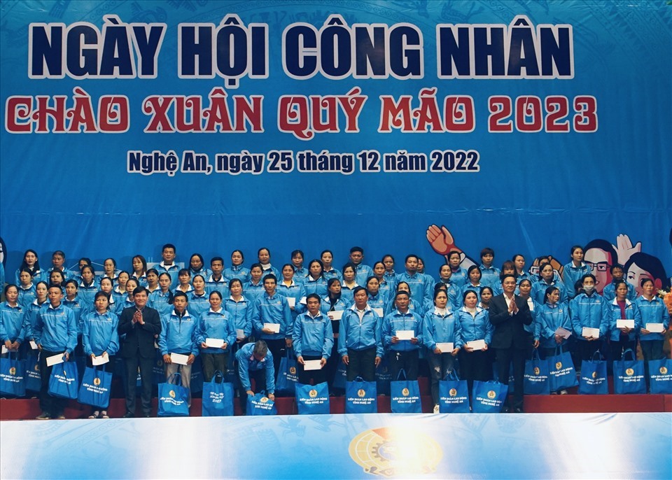 LĐLĐ tỉnh Nghệ An trao 200 suất quà, mỗi suất trị giá 1 triệu đồng cho những đoàn viên, lao động có hoàn cảnh đặc biệt khó khăn. Ảnh: Quỳnh Trang