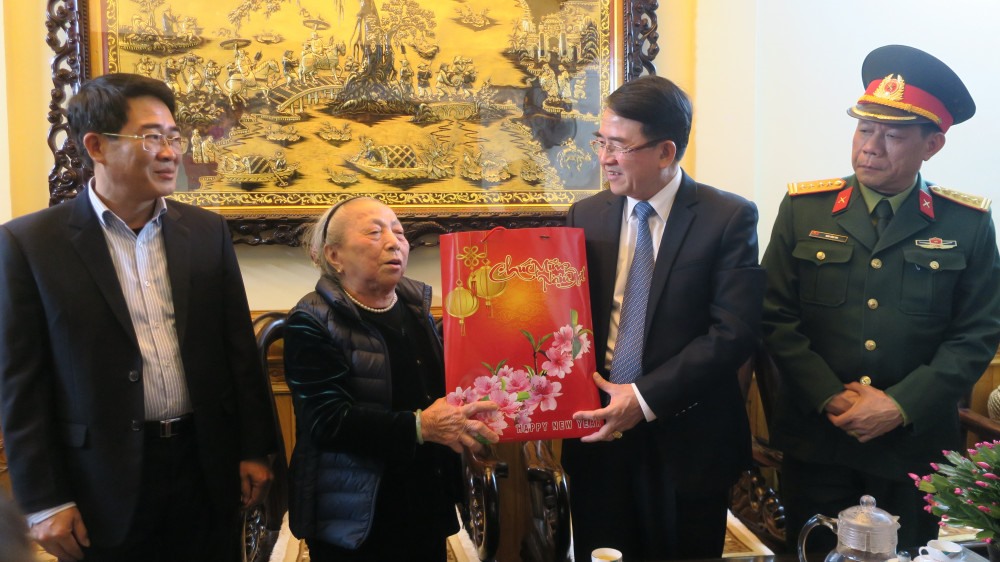 Phó Chủ tịch UBND TP Hải Phòng Lê Khắc Nam tặng quà gia đình chính sách dịp Tết nguyên đán 2022. Ảnh: H.Nhung