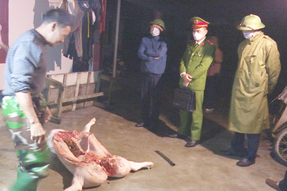 Đoàn kiểm tra huyện Kỳ Anh kiểm tra hoạt động giết mổ, phát hiện hộ dân này giết mổ gia súc tại nhà đã lập biên bản xử phạt hành chính. Ảnh: Kỳ Anh.