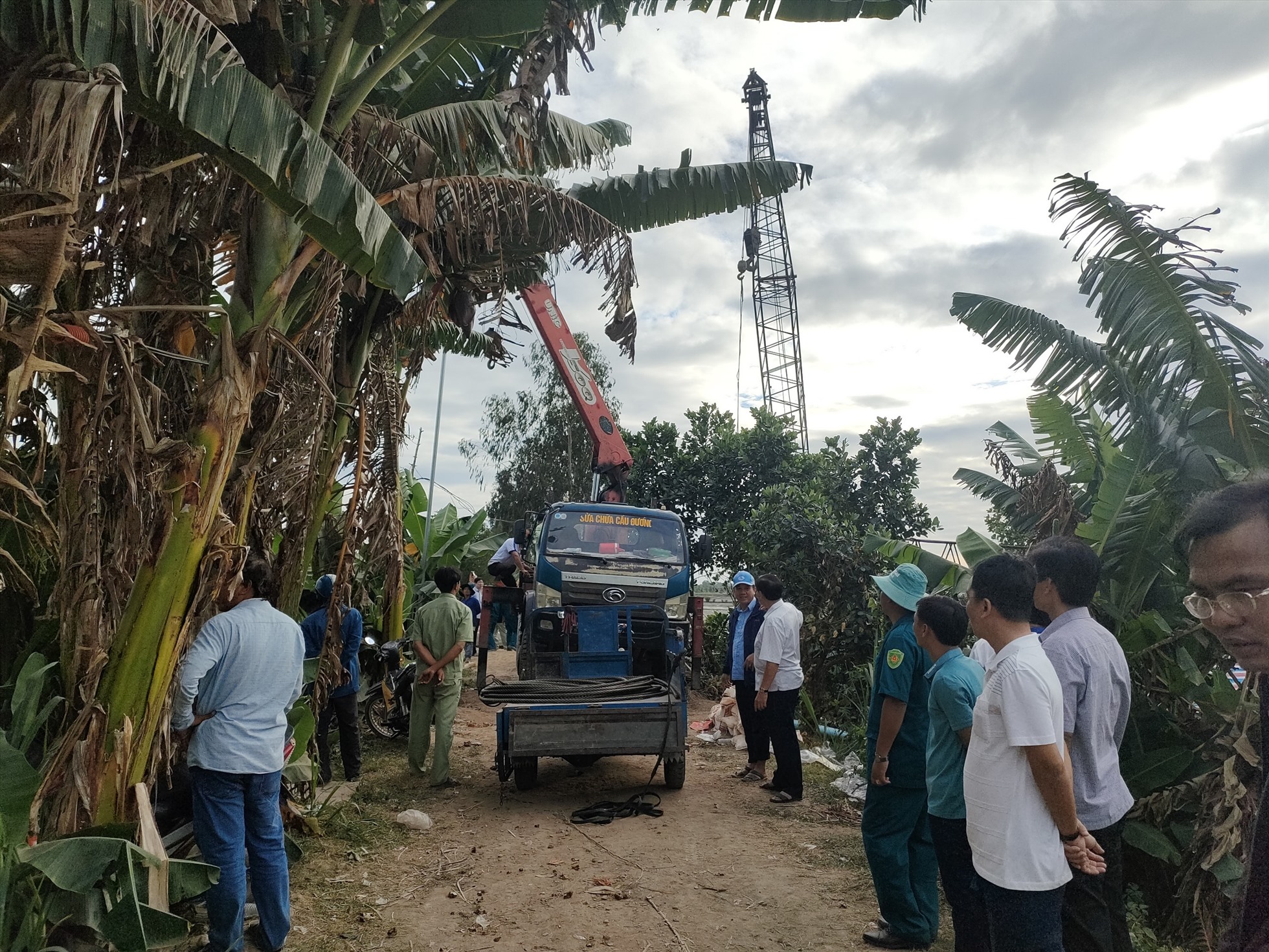 Huy động các phương tiện cơ giới hỗ trợ công tác giải cứu em bé. Ảnh: Hữu Thiện