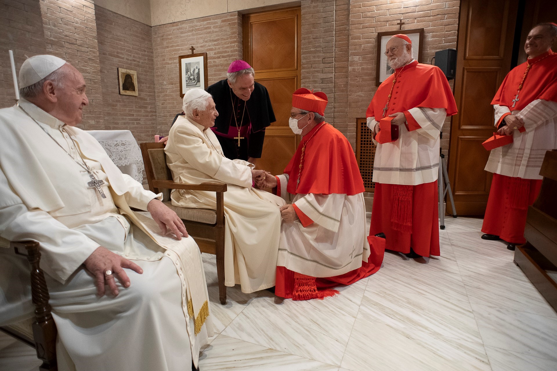Giáo hoàng Francis (trái) và Giáo hoàng danh dự Benedict XVI (thứ 2 bên trái) gặp gỡ các tân hồng y ngày 28.11.2020 tại Vatican. Ảnh: AFP