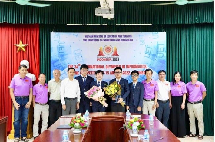 Đoàn học sinh Việt Nam dự thi Olympic Tin học quốc tế lần thứ 34 năm 2022 và các thầy cô giáo trong ban tổ chức. Ảnh: MOET