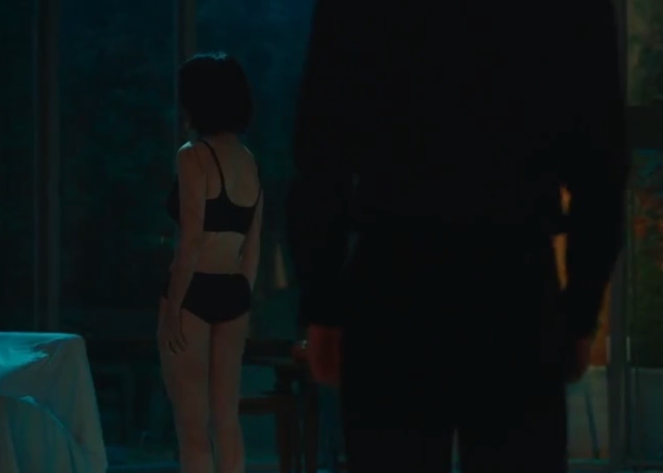 Phân cảnh Song Hye Kyo cởi đồ trước mặt nam chính trong tập 6 gây tranh cãi. Ảnh: Netflix