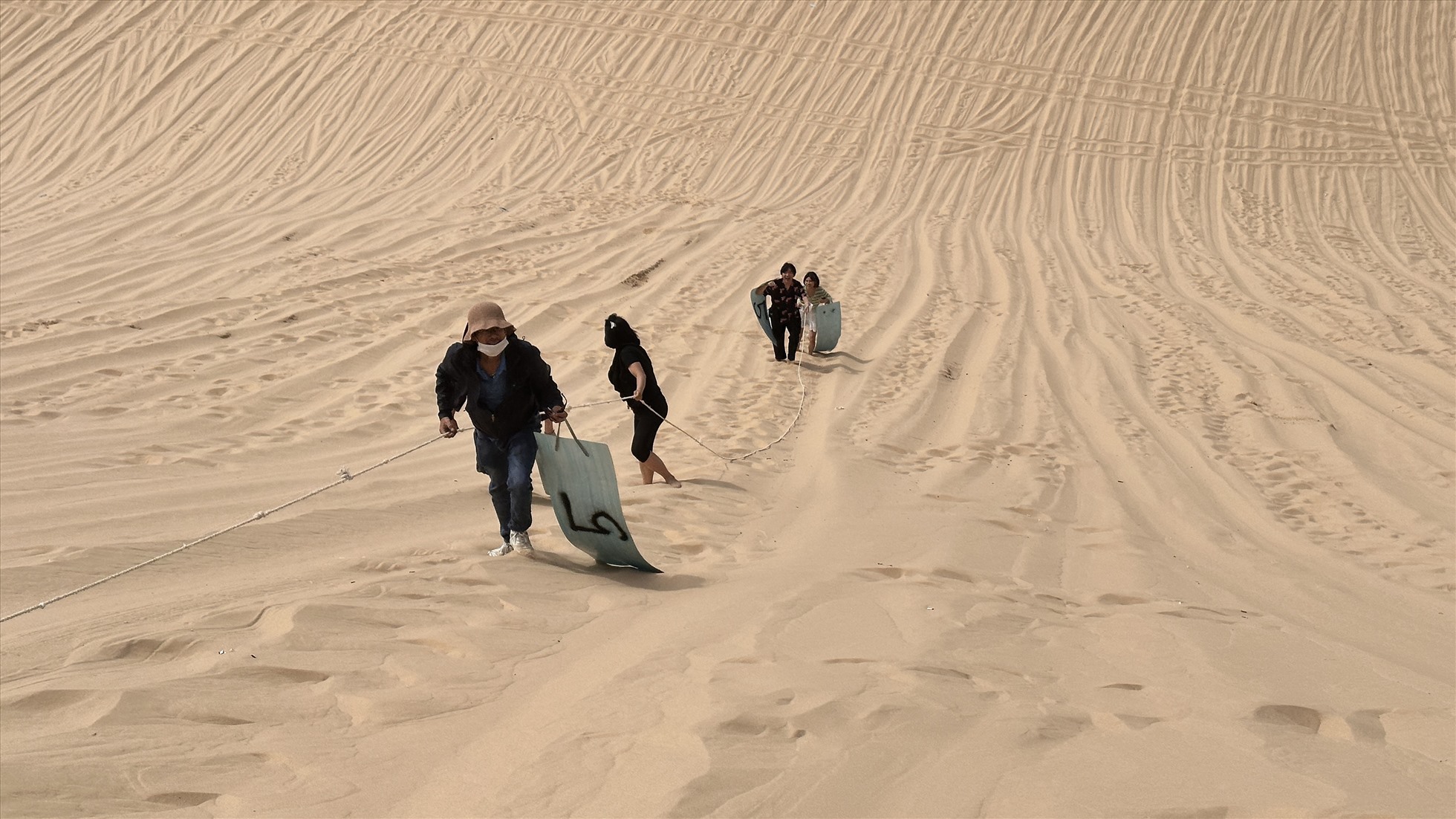 Sau khi trượt cát, một sợi dây thừng dùng để du khách bám và leo lên lại.