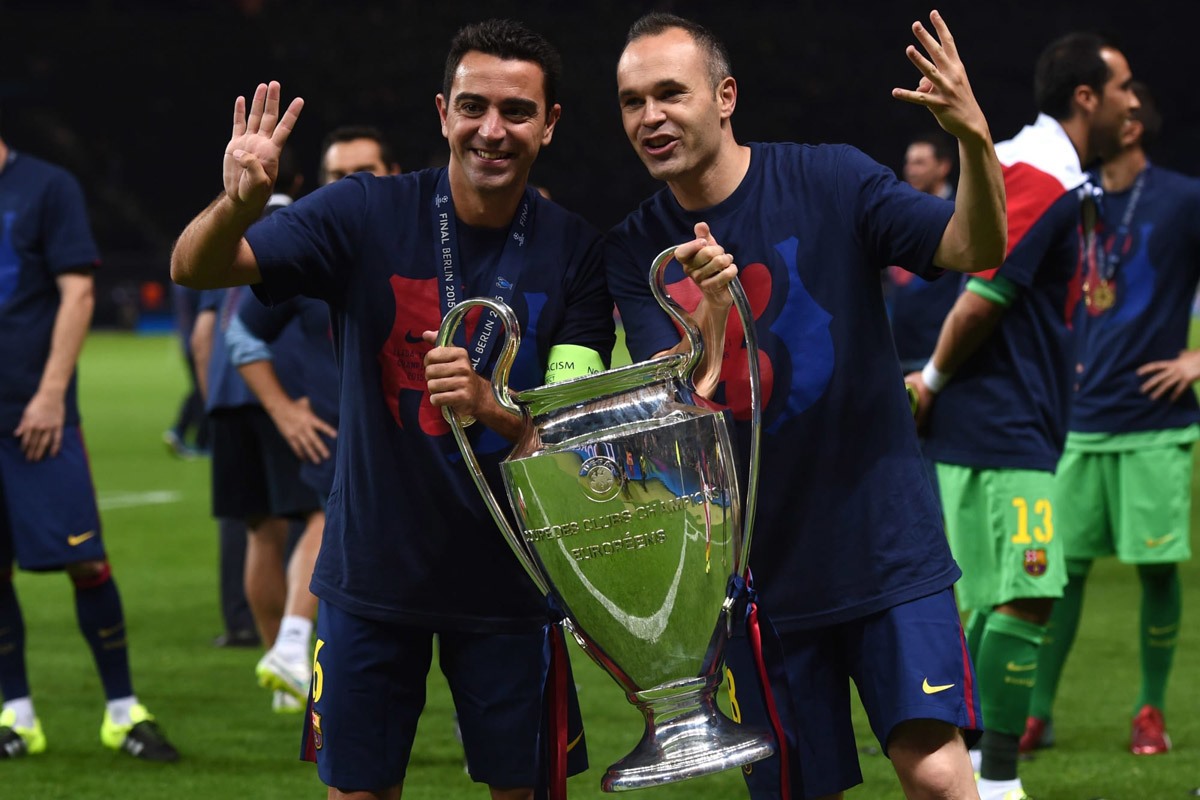 Xavi và Iniesta rời Barcelona chuyển đến Châu Á thi đấu sau khi no nê danh hiệu.  Ảnh: AFP