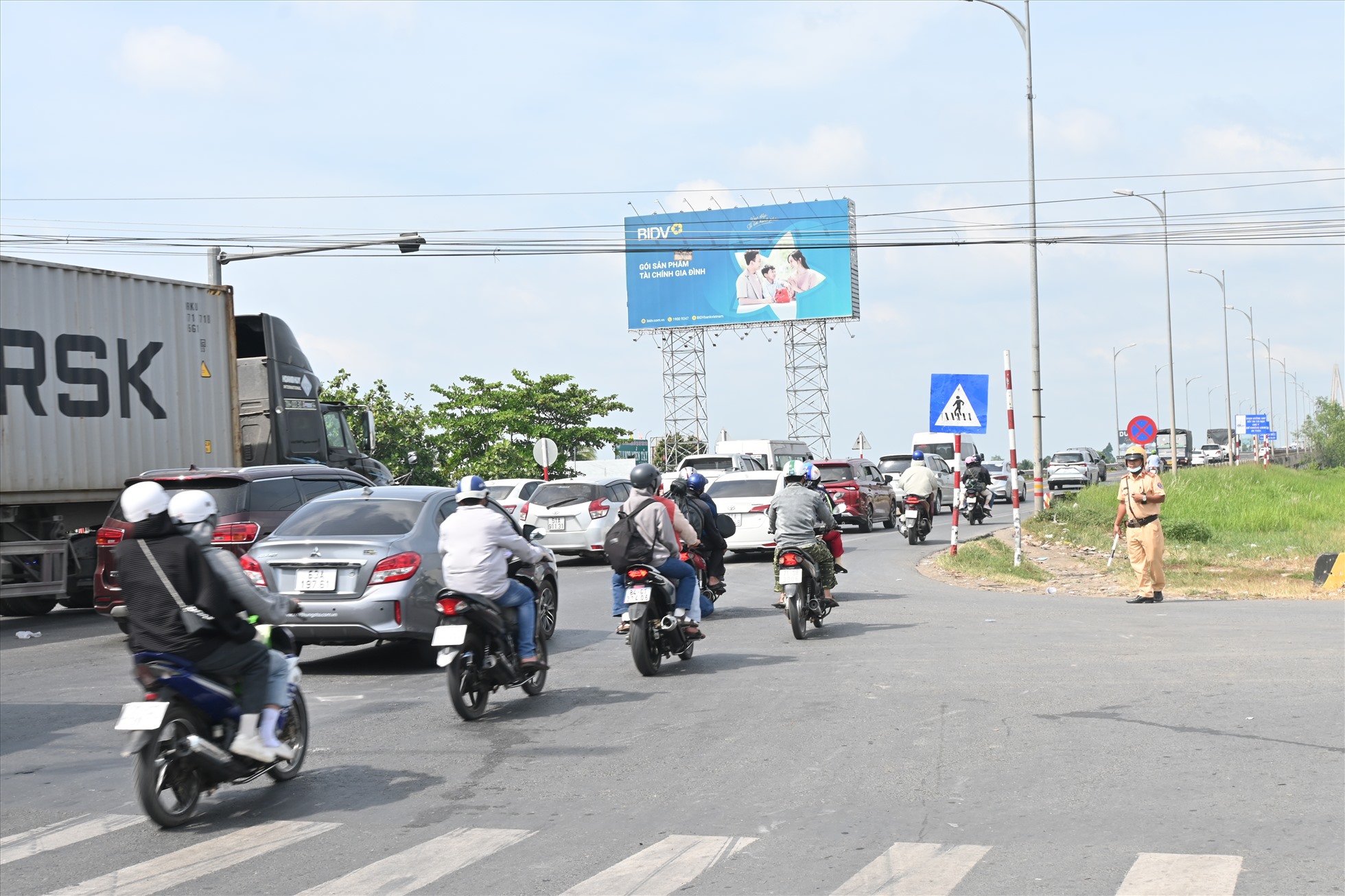 Các phương tiện từ hướng Bến Tre di chuyển qua Cầu Rạch Miễu để đi về TP Hồ Chí Minh. Ảnh: Thành Nhân