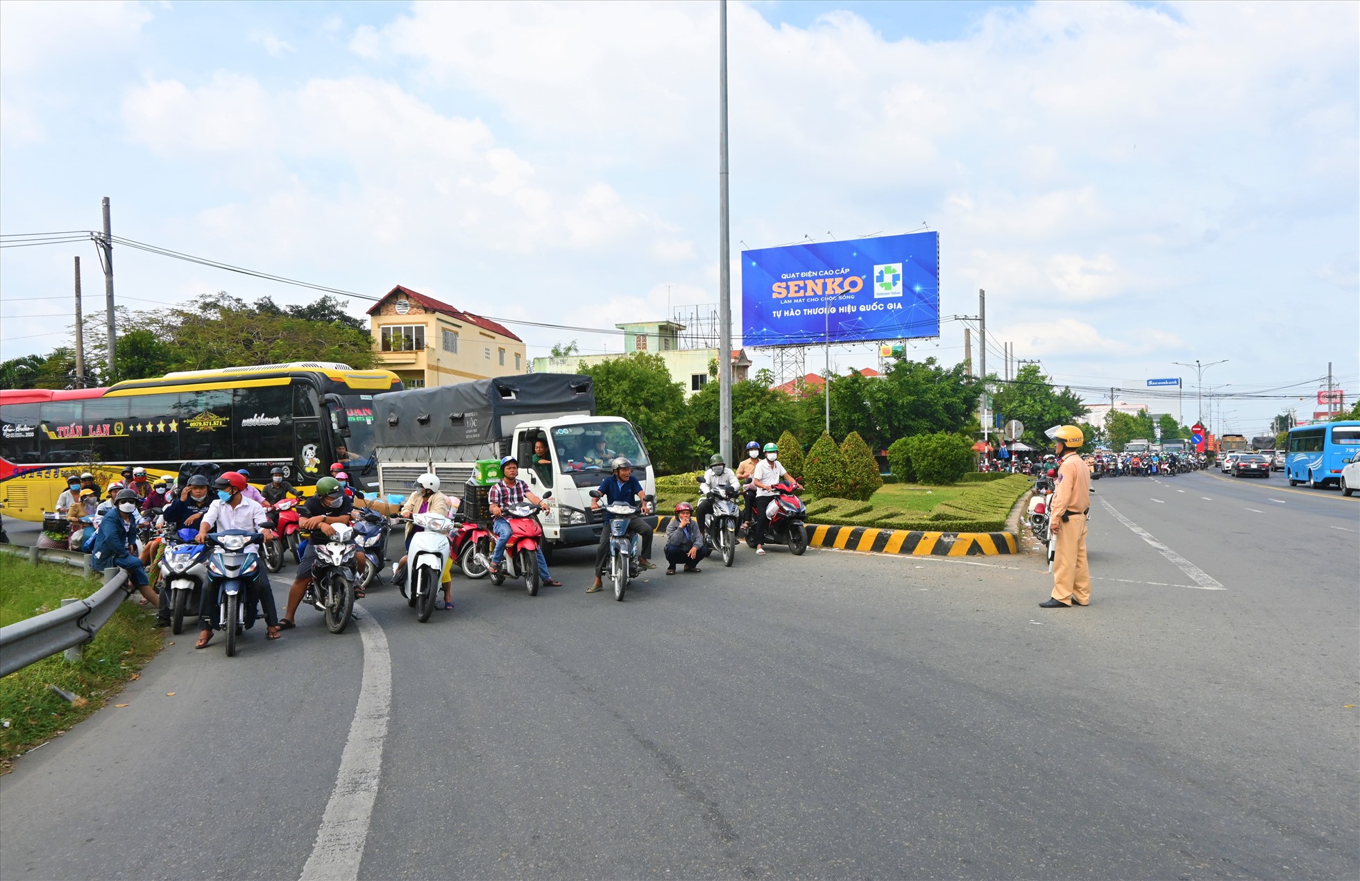 Trước tình hình này, Lực lượng Cảnh sát Giao thông của Công an tỉnh Tiền Giang đã chặn các phương tiện từ Tiền Giang đi qua Bến Tre để nhường các phương tiện từ hướng Bến Tre di chuyển để giảm ùn tắc giao thông bên phía bờ Bến Tre.