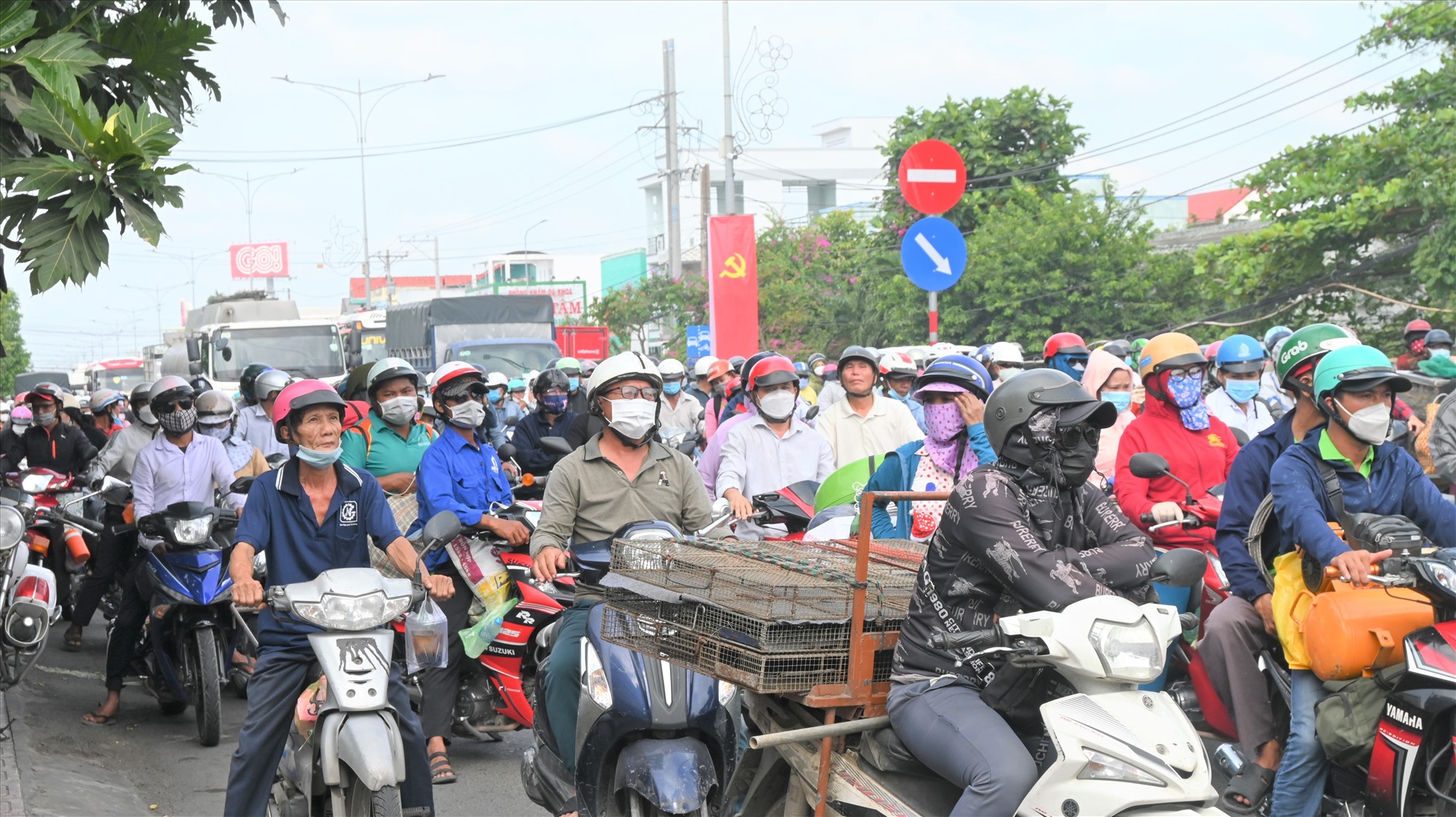 Dù nắng rất các phương tiện ở bên bờ Tiền Giang chấp hành điều khiển của cảnh sát giao thông.