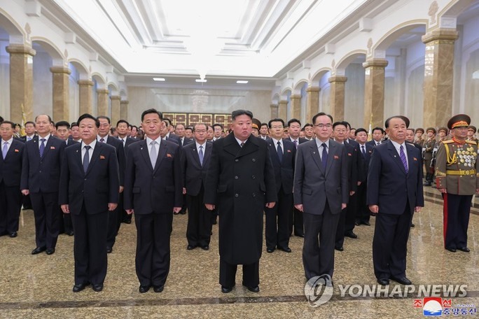 Ông Kim Jong-un thăm Cung điện Mặt trời. Ảnh: KCNA/Yonhap