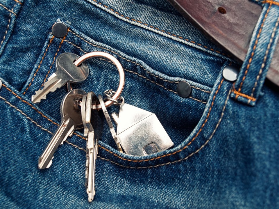 Mang chìa khoá hoặc miếng kim loại nhỏ theo người sẽ giúp hạn chế hiện tượng tĩnh điện. Ảnh: Xinhua