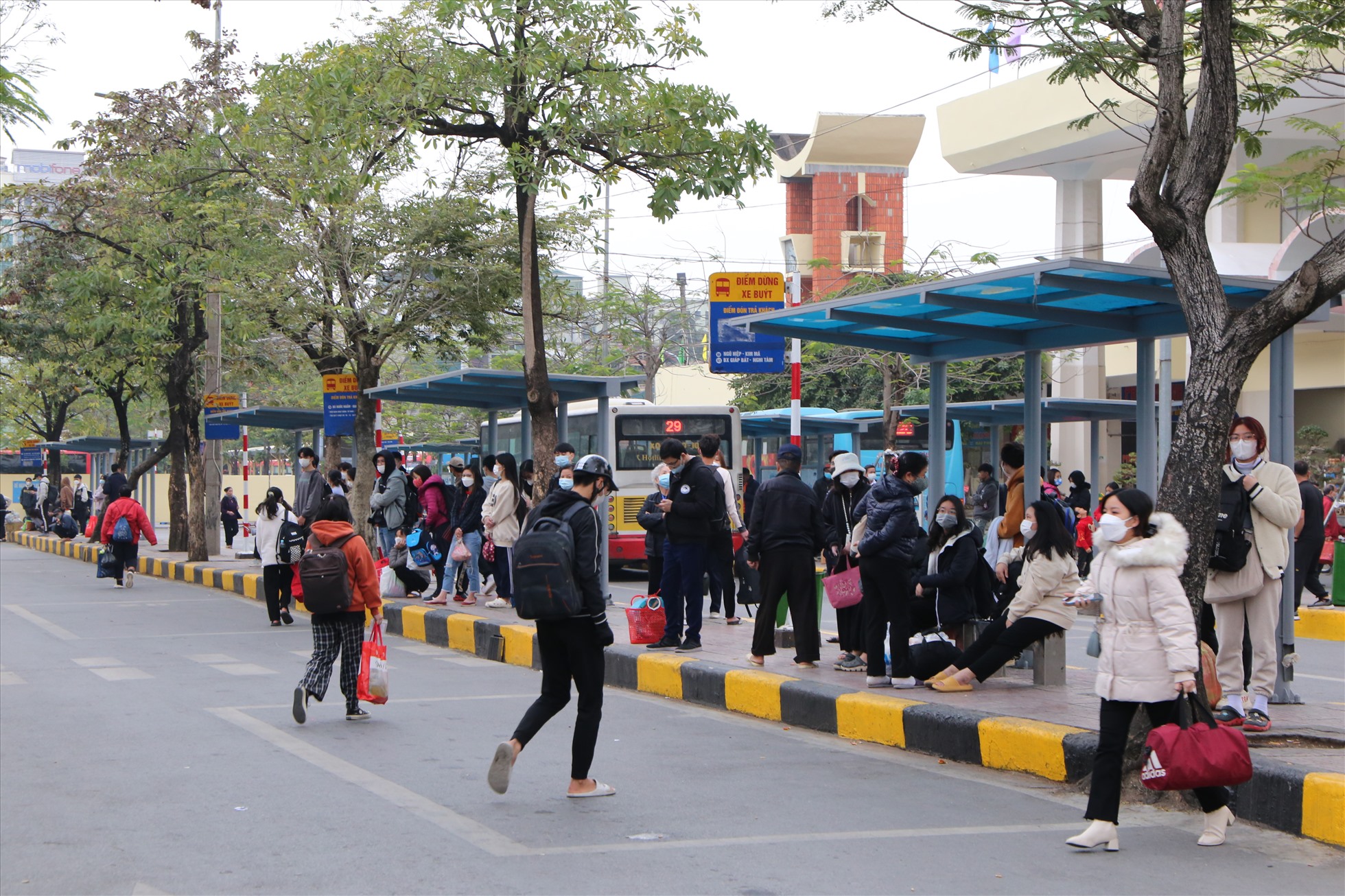 Bên trong Bến xe Giáp Bát, người dân cũng vội vã trở lại thành phố sau kỳ nghỉ lễ. Ảnh: Vĩnh Hoàng