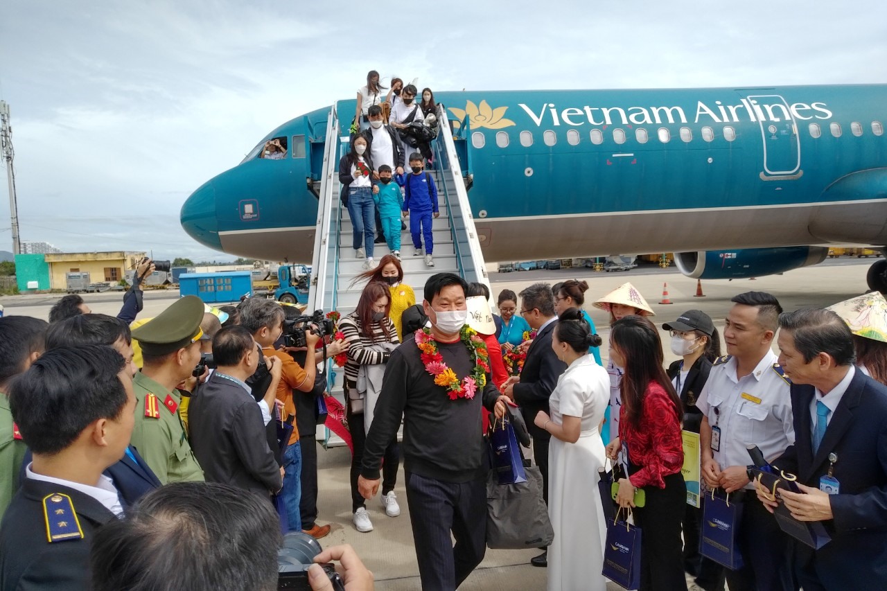 Đón du khách quốc tế đầu tiên đến Khánh Hòa ngày 1.1. Ảnh: N. Khánh