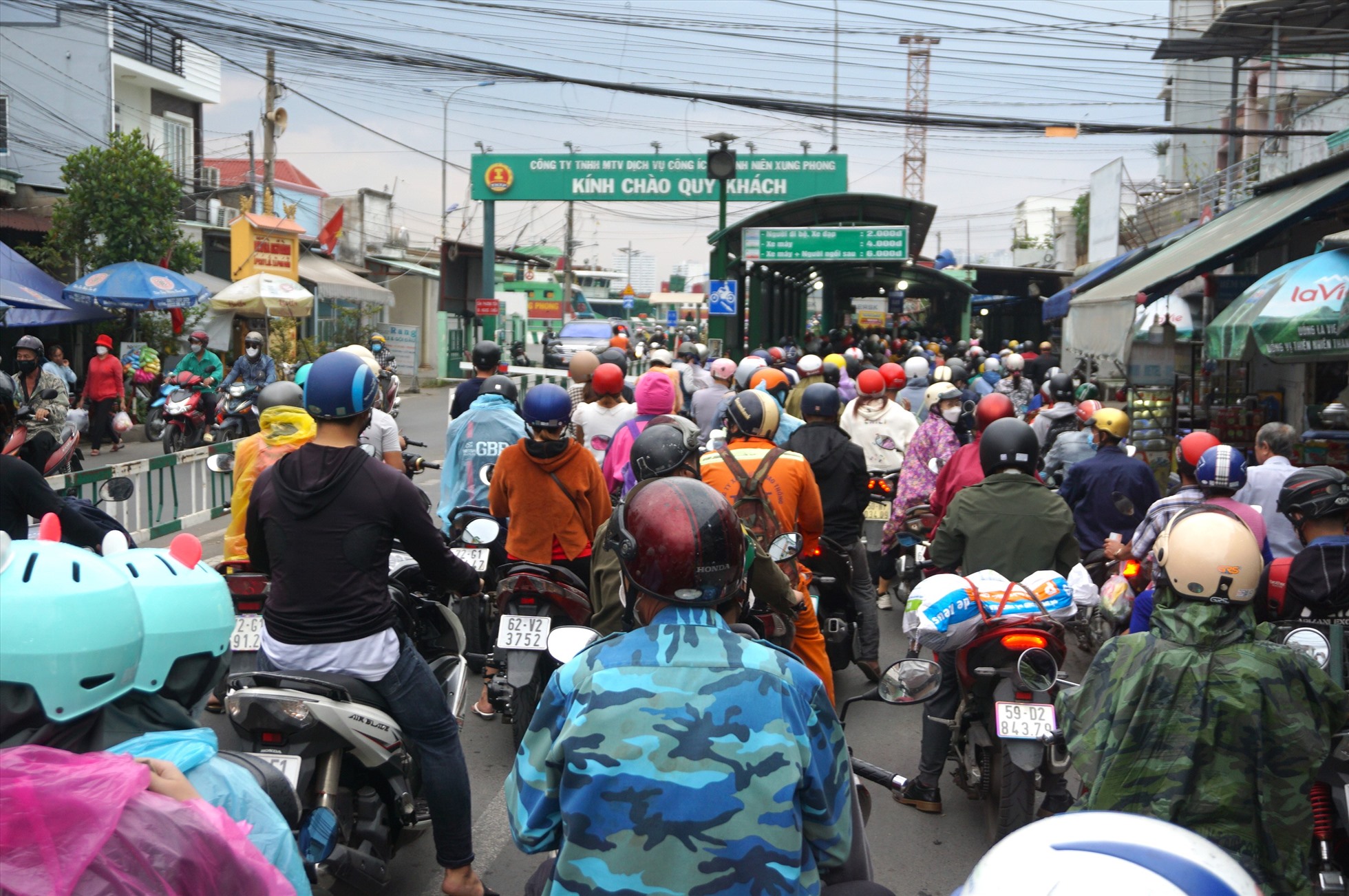 Đại diện Xí nghiệp Quản lý phà Thanh niên xung phong (đơn vị quản lý phà Cát Lái) cho biết, do lưu lượng lớn phương tiện đổ dồn về nên xảy ra tình trạng kẹt xe cục bộ phía đầu Đồng Nai. Để giải tỏa khách, đợn vị đã sử dụng hết các phương tiện hiện có gồm 2 phà 200 tấn và 4 phà 100 tấn.