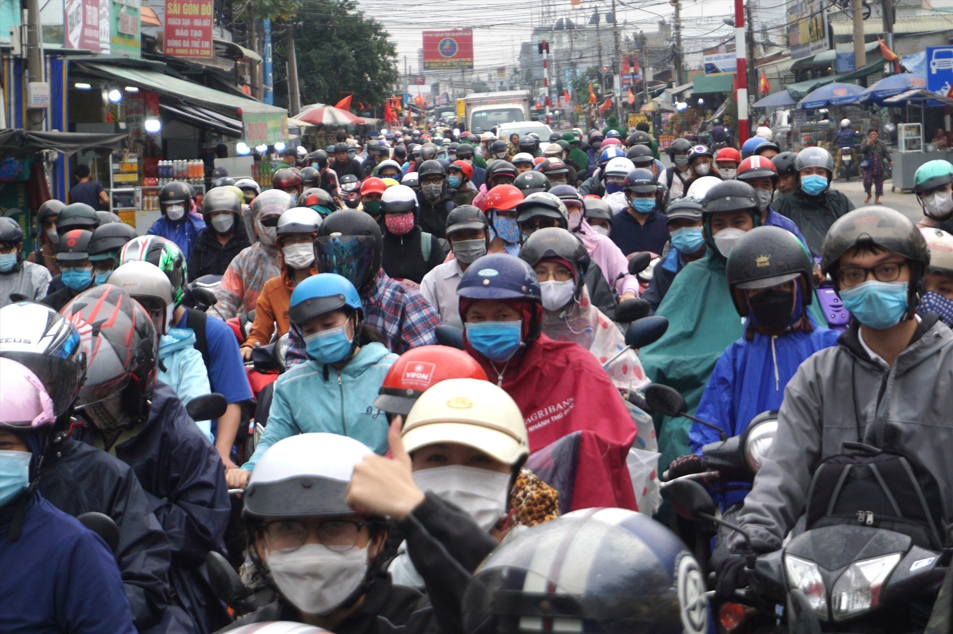 Hàng nghìn xe máy, ô tô ùn ứ kéo dài trên đường xuống phà Cát Lái (phía bờ huyện Nhơn Trạch, tỉnh Đồng Nai) để về lại TPHCM.