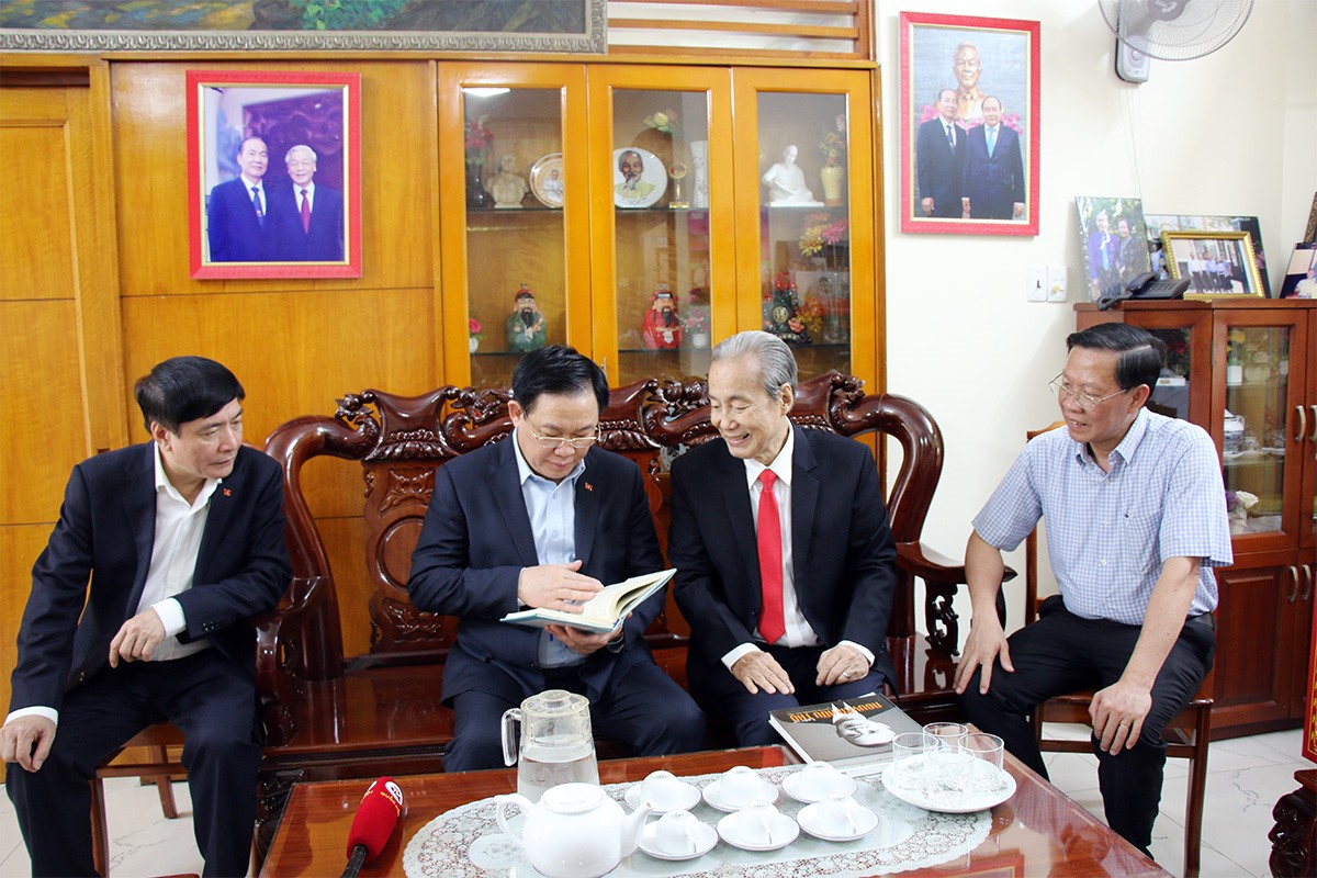 Chủ tịch Quốc hội Vương Đình Huệ xem một số ấn phẩm về cuộc đời và sự nghiệp cách mạng của cố Chủ tịch Quốc hội Nguyễn Hữu Thọ