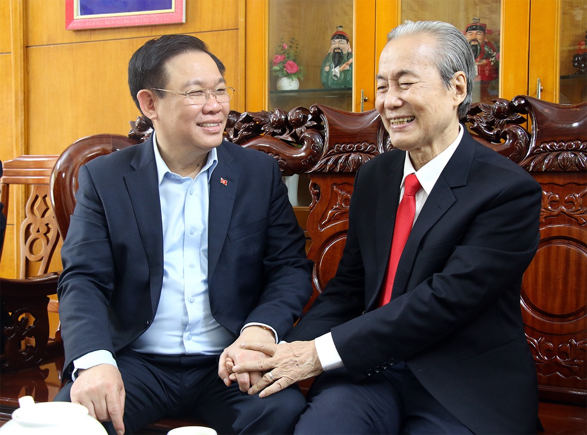 Chủ tịch Quốc hội Vương Đình Huệ trò chuyện thân mật với thân nhân, gia đình cố Chủ tịch Quốc hội Nguyễn Hữu Thọ