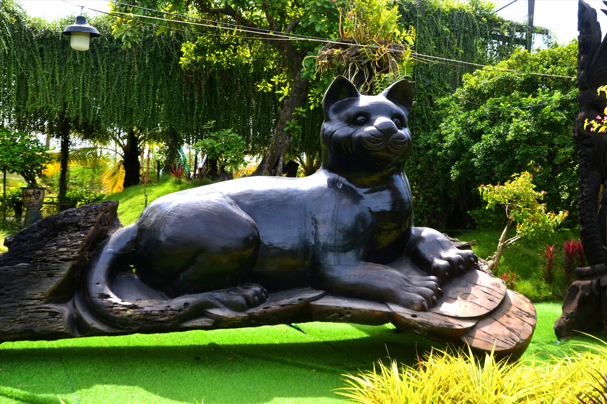 Đặc biệt là tượng con mèo, năm nay được bày ở vị trí thuận lọi nhất để mọi du khách đến chơi dịpTết Quý Mão dễ dàng ghi lại bức ảnh lưu niệm. Ảnh: Lục Tùng