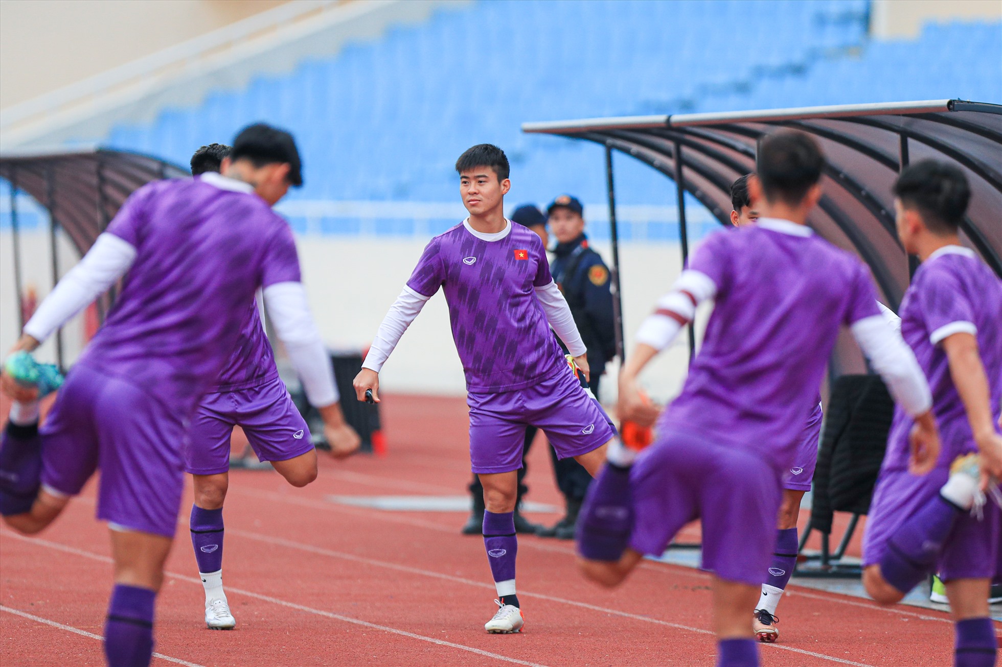 Thầy trò huấn luyện viên Park Hang-seo dù có mặt rất sớm nhưng vẫn không thể vào sân do quy định của ban tổ chức.