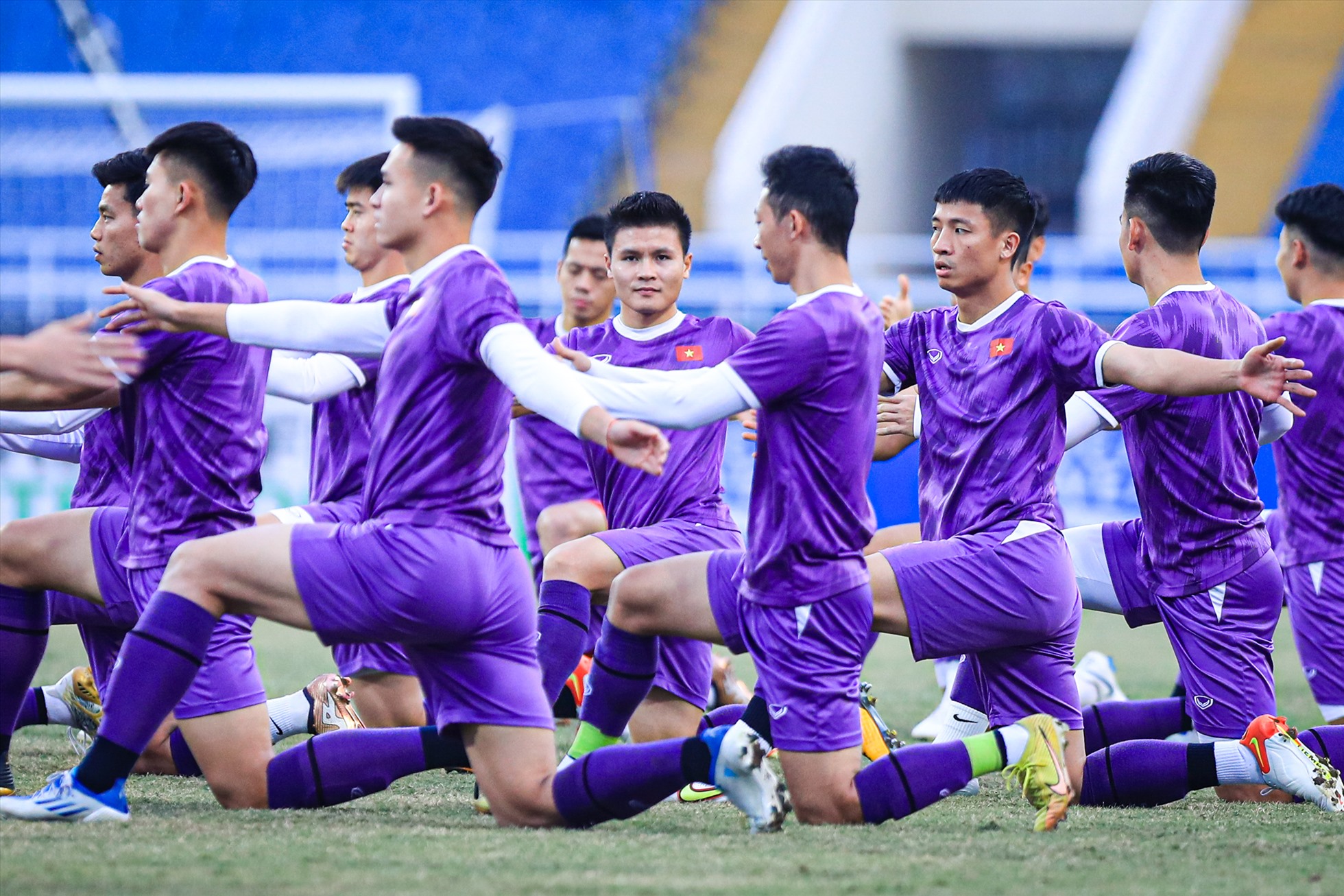 Đội tuyển Việt Nam tập luyện bình thường sau khi đến giờ được vào sân.