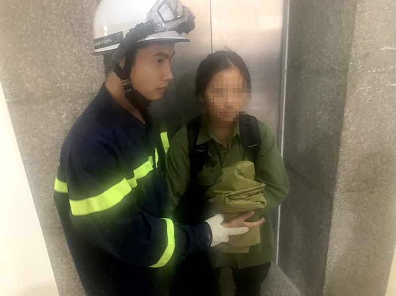 Lực lượng Cảnh sát PCCC&CNCH nhanh chóng tiếp cận, giải cứu bé gái bị mắc kẹt trong thang máy ra ngoài an toàn. Ảnh: Công an Hà Nội