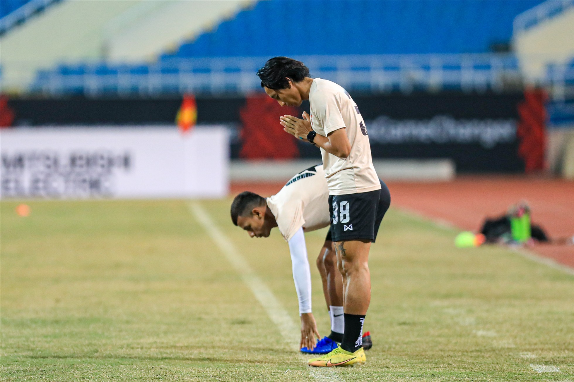 Ở trận đấu gặp đội tuyển Việt Nam, Myanmar không có được lực lượng mạnh nhất khi không có được sự phục vụ của chân sút Nanda Kyaw do nhận thẻ đỏ trực tiếp ở trận gặp Singapore.