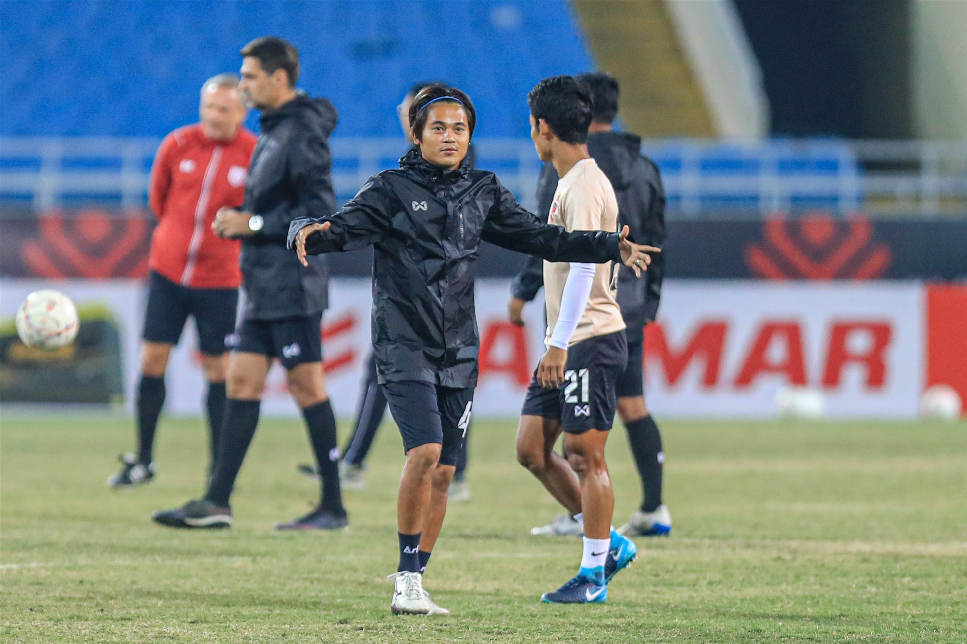 Một cầu thủ Myanmar chưa kịp thích nghi với cái lạnh và gió tại Hà Nội.