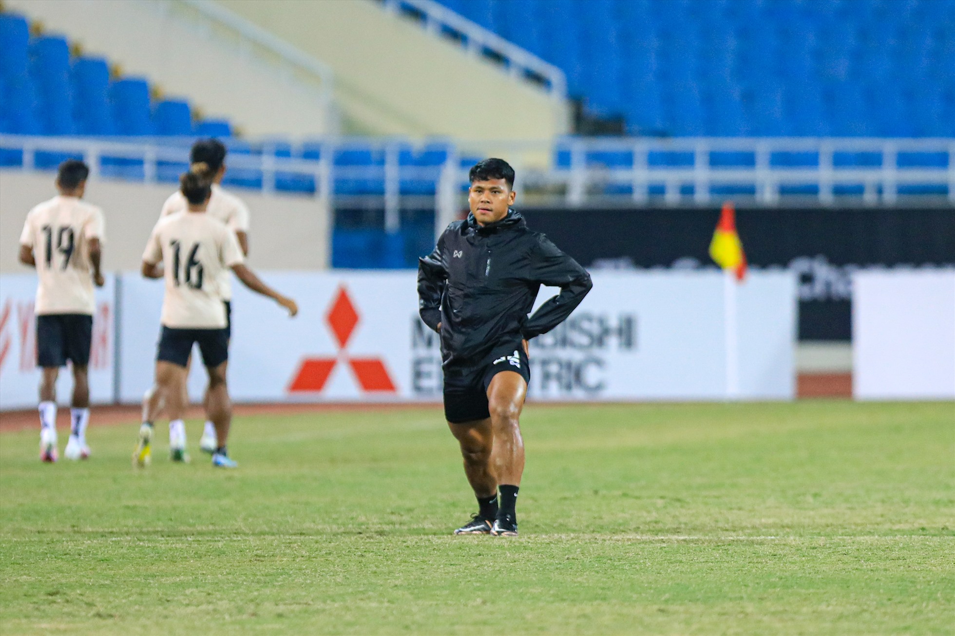 Cầu thủ Kyaw Zin Lwin mặc áo khoác làm quen sân.