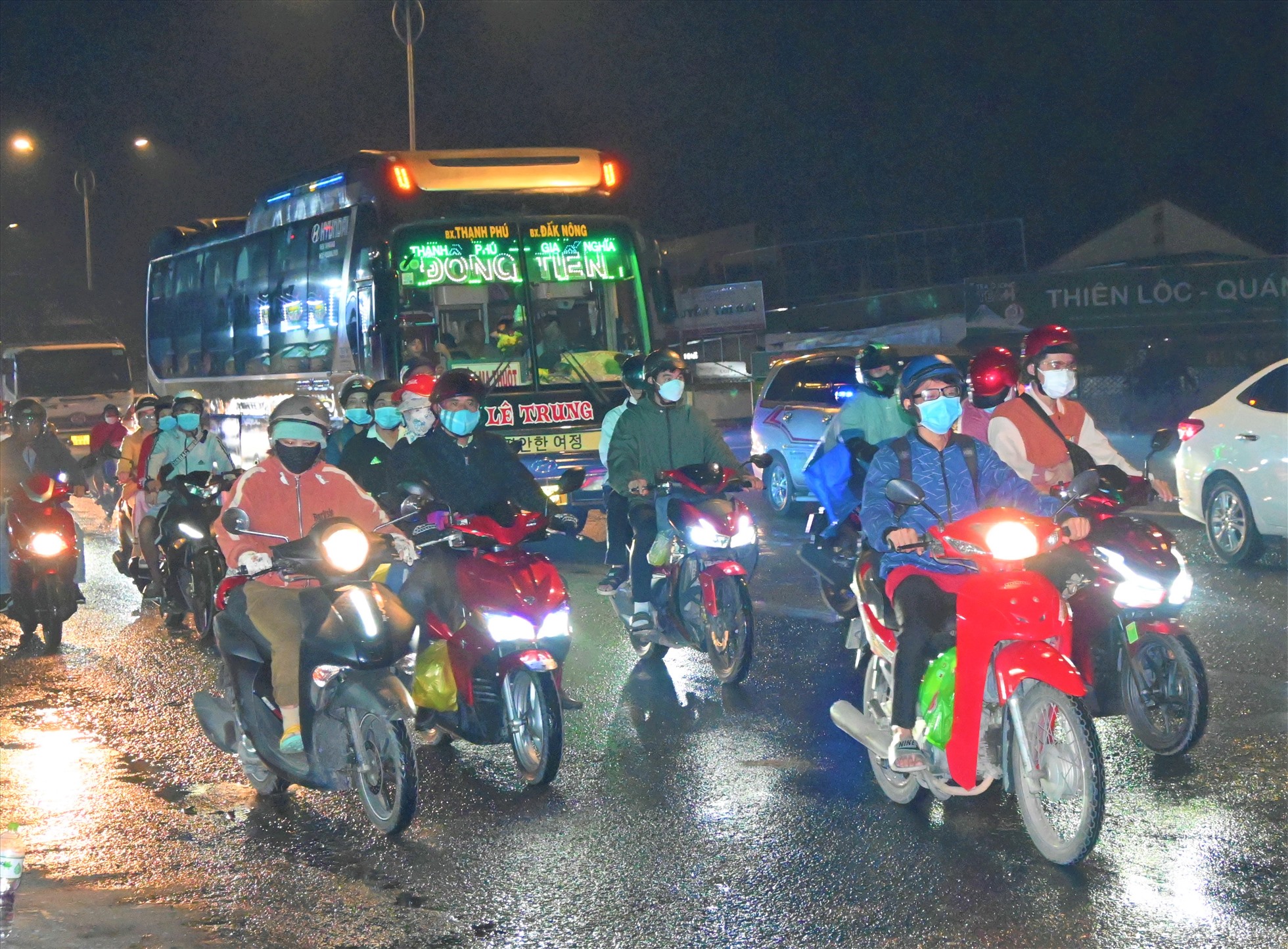 Hơn 19h ngày 2.1, giao thông ngã tư Lương Phú (huyện Châu Thành, tỉnh Tiền Giang) cơ bản được thông thoáng. Ảnh: Thành Nhân