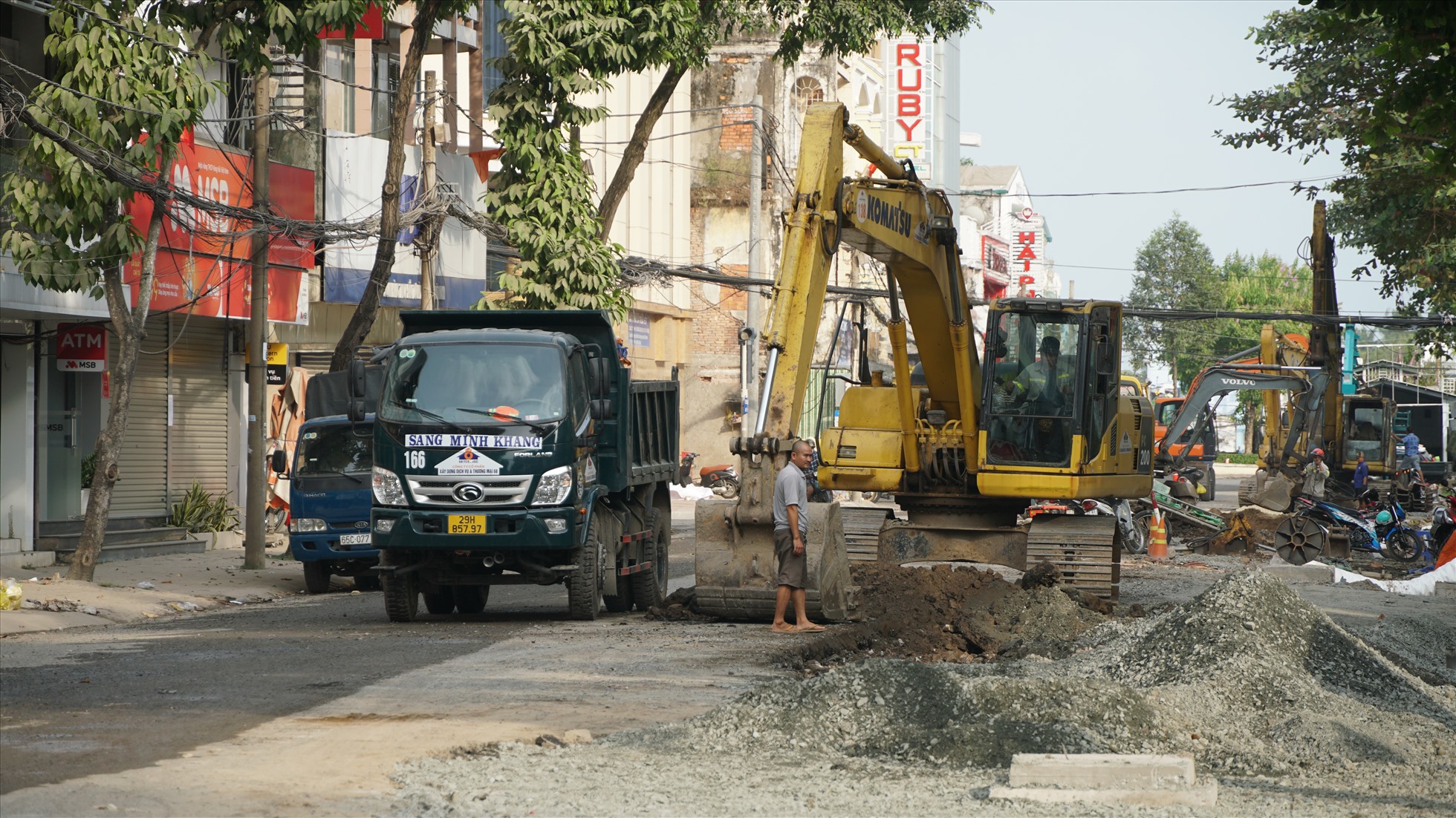 Nhiều đoạn các phương tiện không thể lưu thông do máy xúc, ô tô chiếm hết lòng đường.