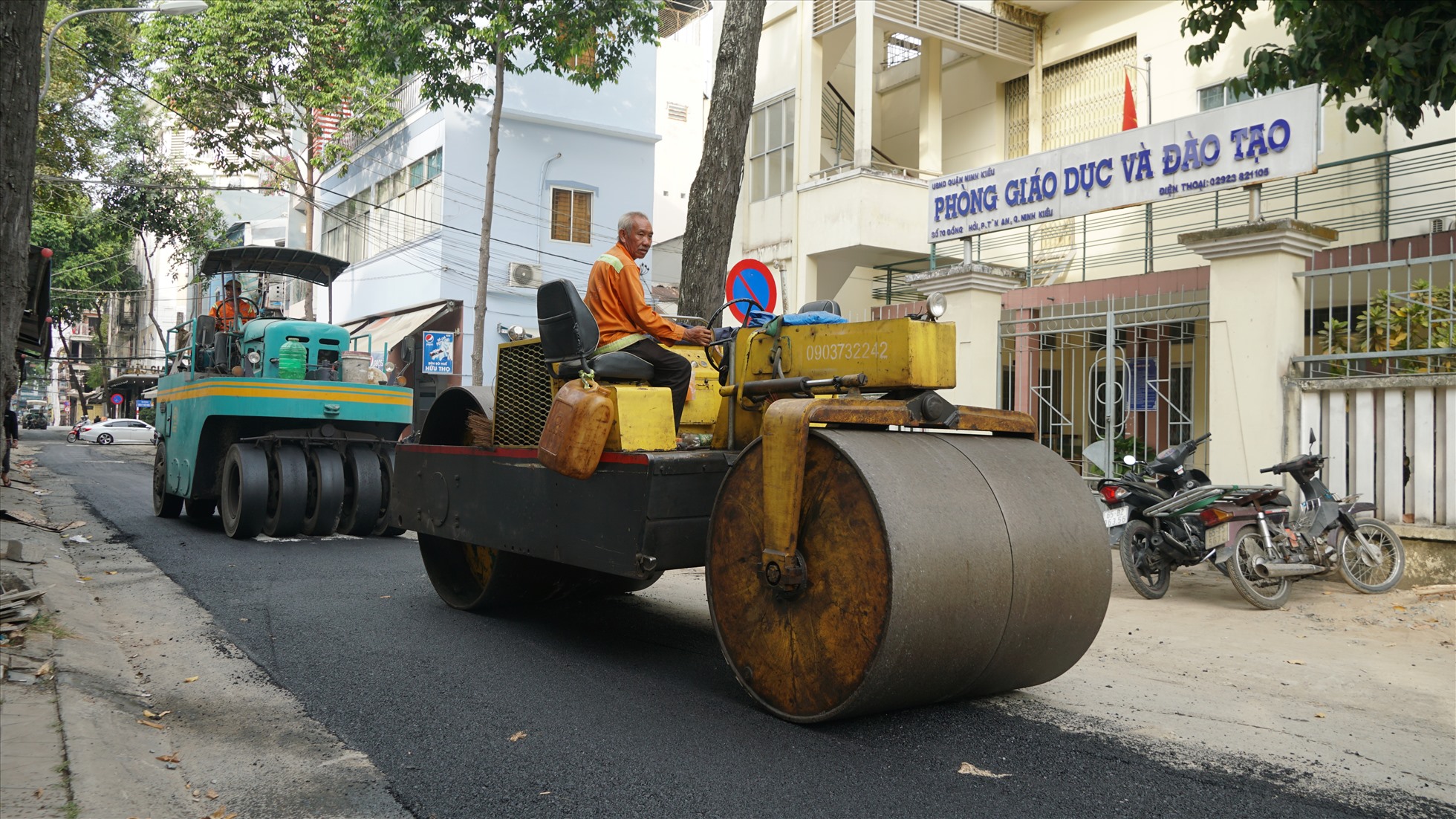 Cạnh đó, đường Đồng Khởi đơn vị thi công đang trải thảm nhựa.