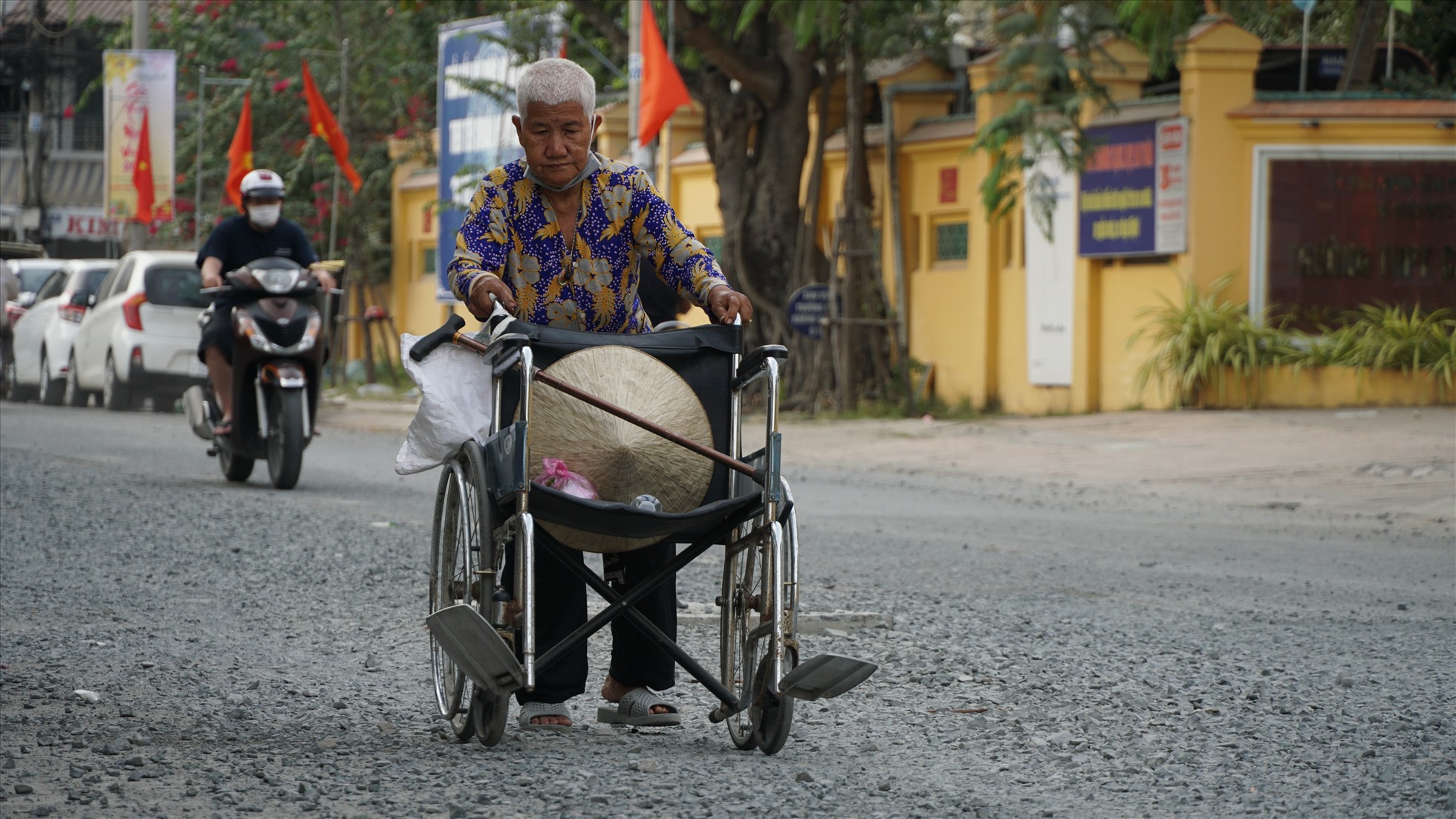 Người dân đi lại khó khăn trên đường Ngô Quyền.