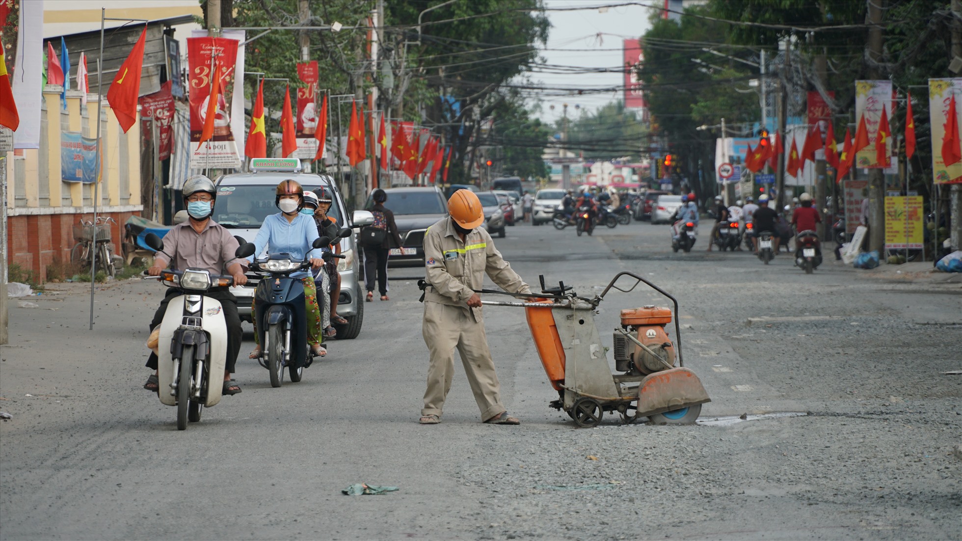 Tại đường Ngô Quyền, vẫn có công nhân thi công cắt đường.