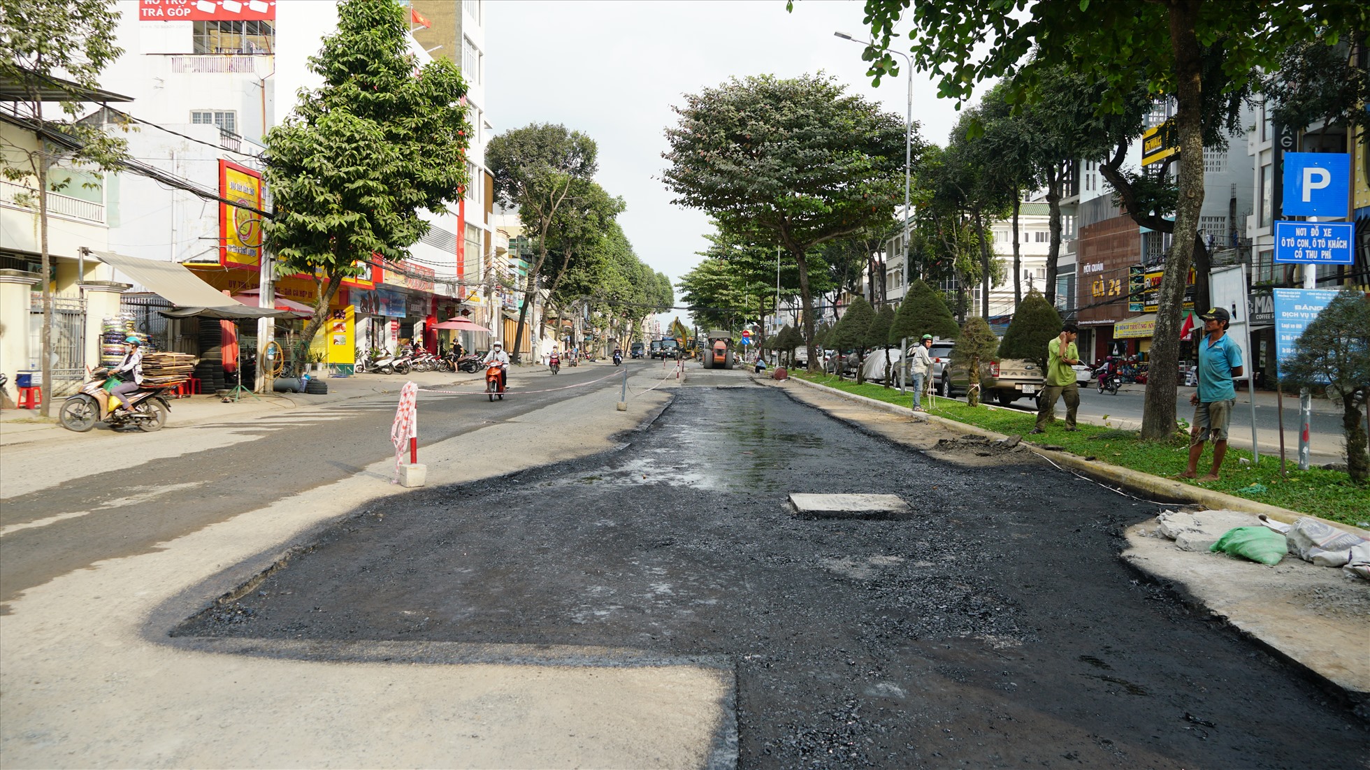 Nhà nằm trên đường Nguyễn An Ninh, bà Đỗ Hương G. cho biết, đơn vị thi công làm liên tục, làm cả ngày lễ bụi mù mịt không bán hàng được hàng. “Trước đó nhà tôi bán đồ ăn rất đông khách nhưng đến khi làm đường này thì lượng khách hầu như không có, hàng ế ẩm dài”, bà G. bức xúc.