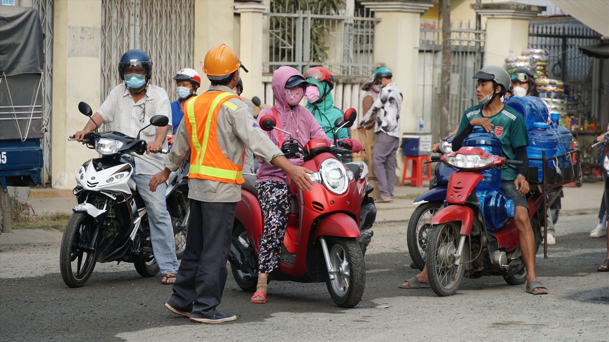 Anh Nguyễn Trung Anh (25 tuổi, quận Bình Thủy, TP. Cần Thơ) chia sẻ: Tôi không hiểu tại sao khi có văn bản tạm dừng thi công rồi mà đơn vị vẫn thi công, điều đó làm ảnh hưởng đến việc người dân đi lại. Đặc biệt, tuyến đường này lại dẫn xuống bến Ninh Kiều nơi có rất đông du khách trong và ngoài nước đến du lịch.