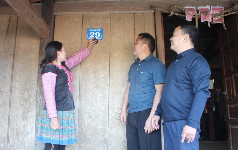 Những ngôi nhà được đánh số tại bản Mông Tà Số 2, xã Chiềng Hắc, huyện Mộc Châu, tỉnh Sơn La. Ảnh: Lê Hạnh