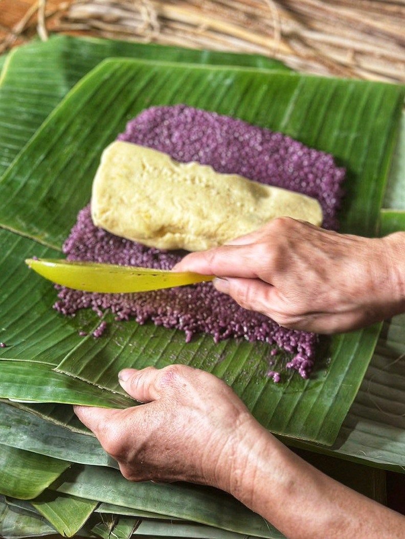 Bà Sáu Trọng là người đã sáng tạo ra cách dùng màu của lá cẩm để tạo nên hương sắc và tăng độ dinh dưỡng cho bánh Tét truyền thống. Đến nay, nghề truyền thống này đã được các con, cháu của bài tiếp nối giữ gìn qua 3 thế hệ.