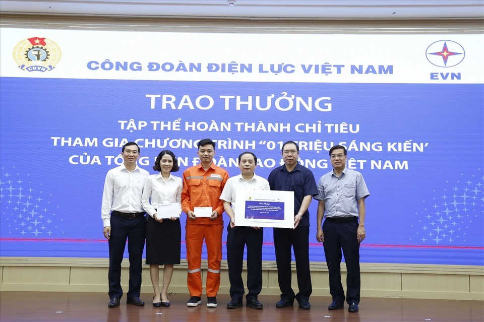 Lãnh đạo Công đoàn Điện lực Việt Nam khen thưởng cho các tập thể, cá nhân đạt thành tích cao khi tham gia Chương trình 1 triệu sáng kiến. Ảnh: Công đoàn Điện lực