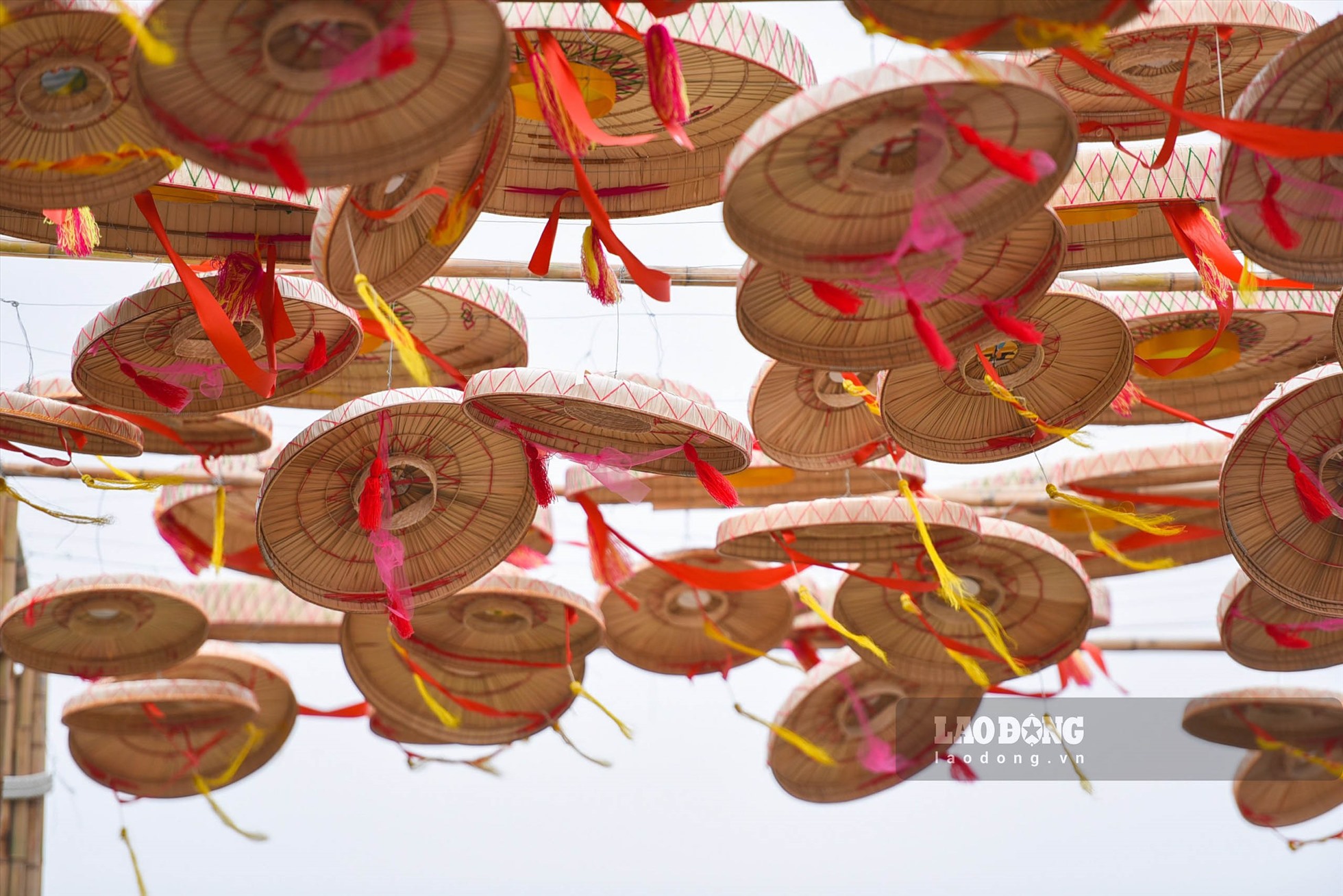 Không gian trang trí đường hoa Lý Thái Tổ đậm chất văn hoá vùng quê quan họ Bắc Ninh với những chiếc nón quai thao bay phấp phới trong gió xuân. Ảnh: Vân Trường.