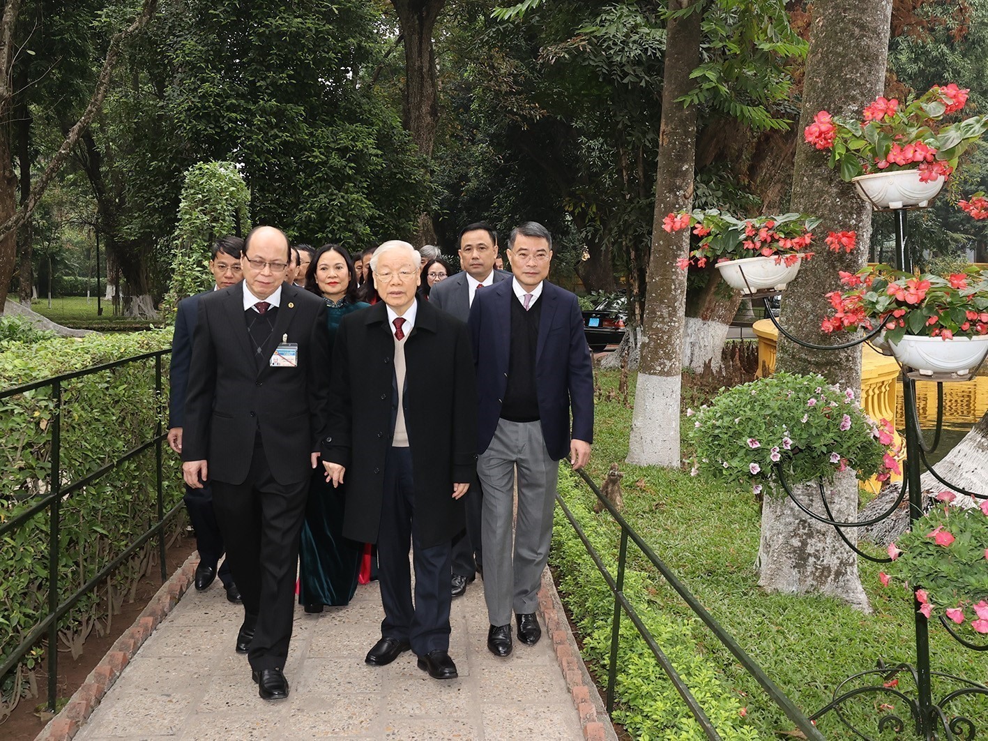 Tổng Bí thư Nguyễn Phú Trọng thăm nơi ở và làm việc của Chủ tịch Hồ Chí Minh ở Phủ Chủ tịch. Ảnh: Trí Dũng