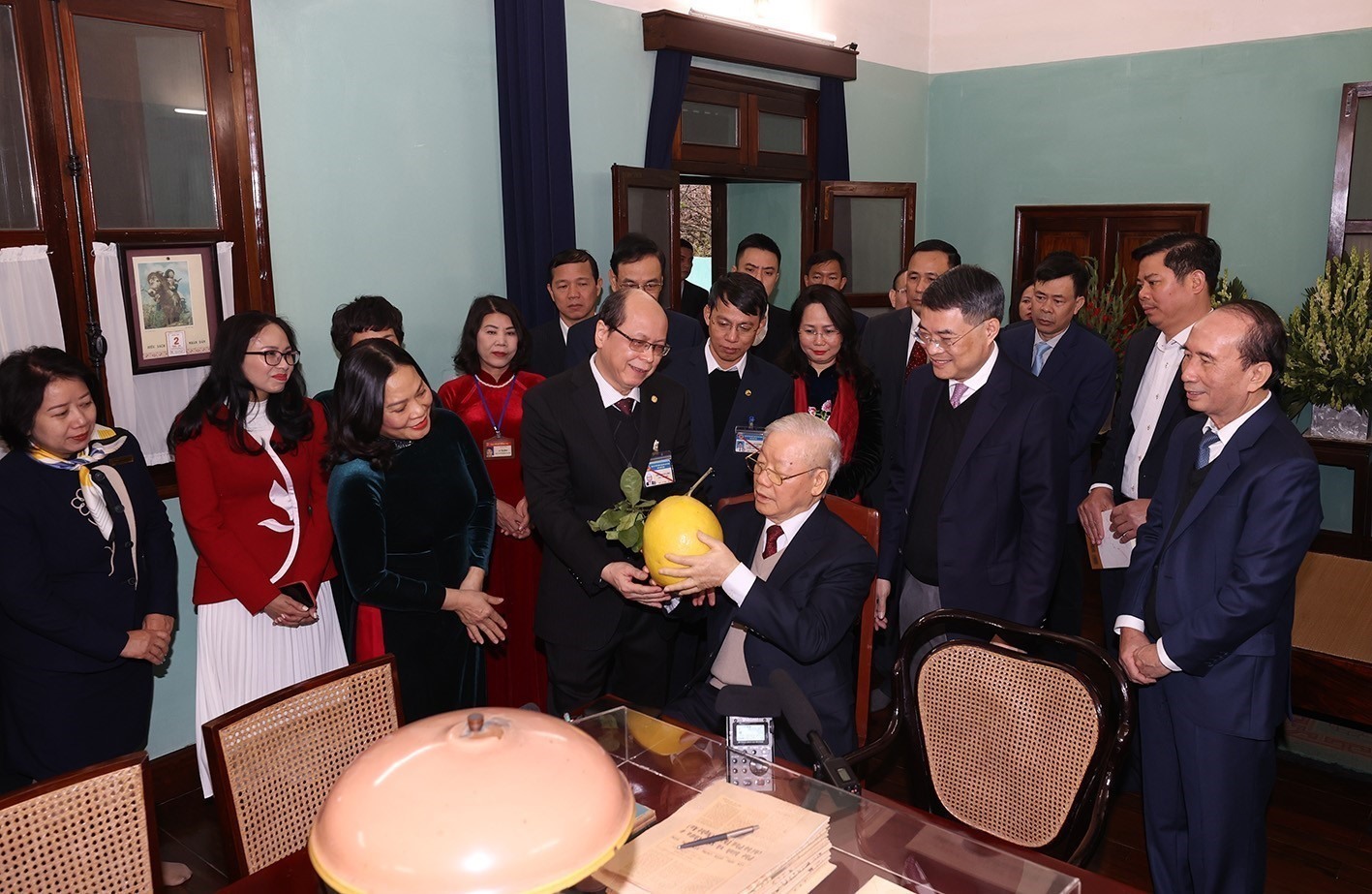 Cán bộ, nhân viên Khu di tích Chủ tịch Hồ Chí Minh ở Phủ Chủ tịch tặng Tổng Bí thư quả bưởi trong vườn Bác Hồ. Ảnh: Trí Dũng