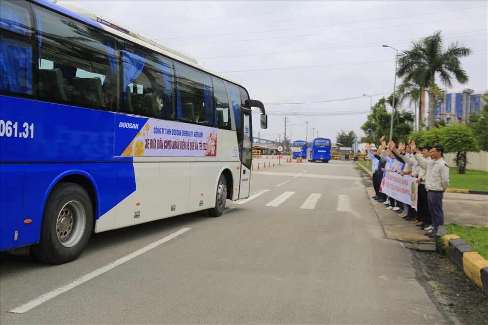 7 chuyến xe đưa đón hơn 260 đoàn viên, người lao động cùng người thân của họ về quê đón tết Nguyên đán Quý Mão 2023. Ảnh: Thái Bình